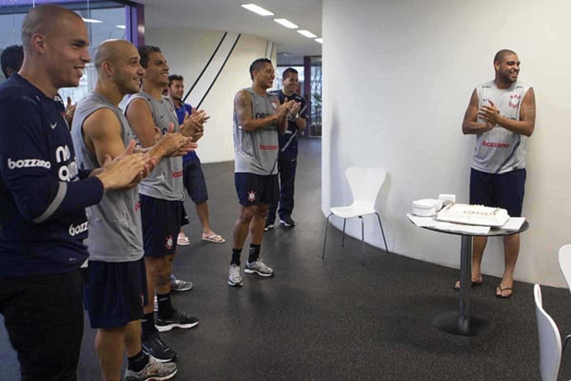 Aniversário do Adriano (Foto: Divulgação/Agência Corinthians)