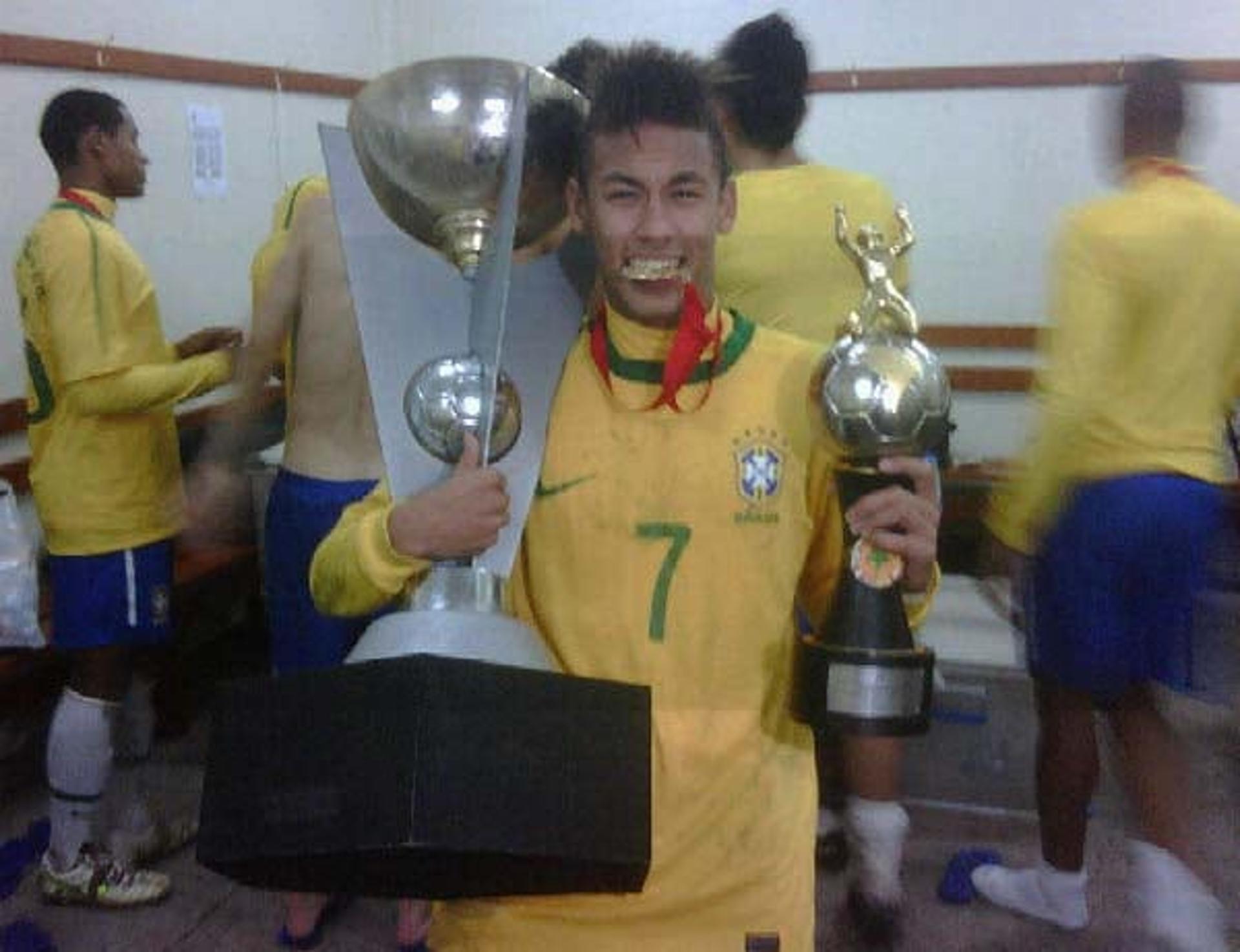 Neymar tira onda com medalha e troféus (Crédito: Reprodução Internet)