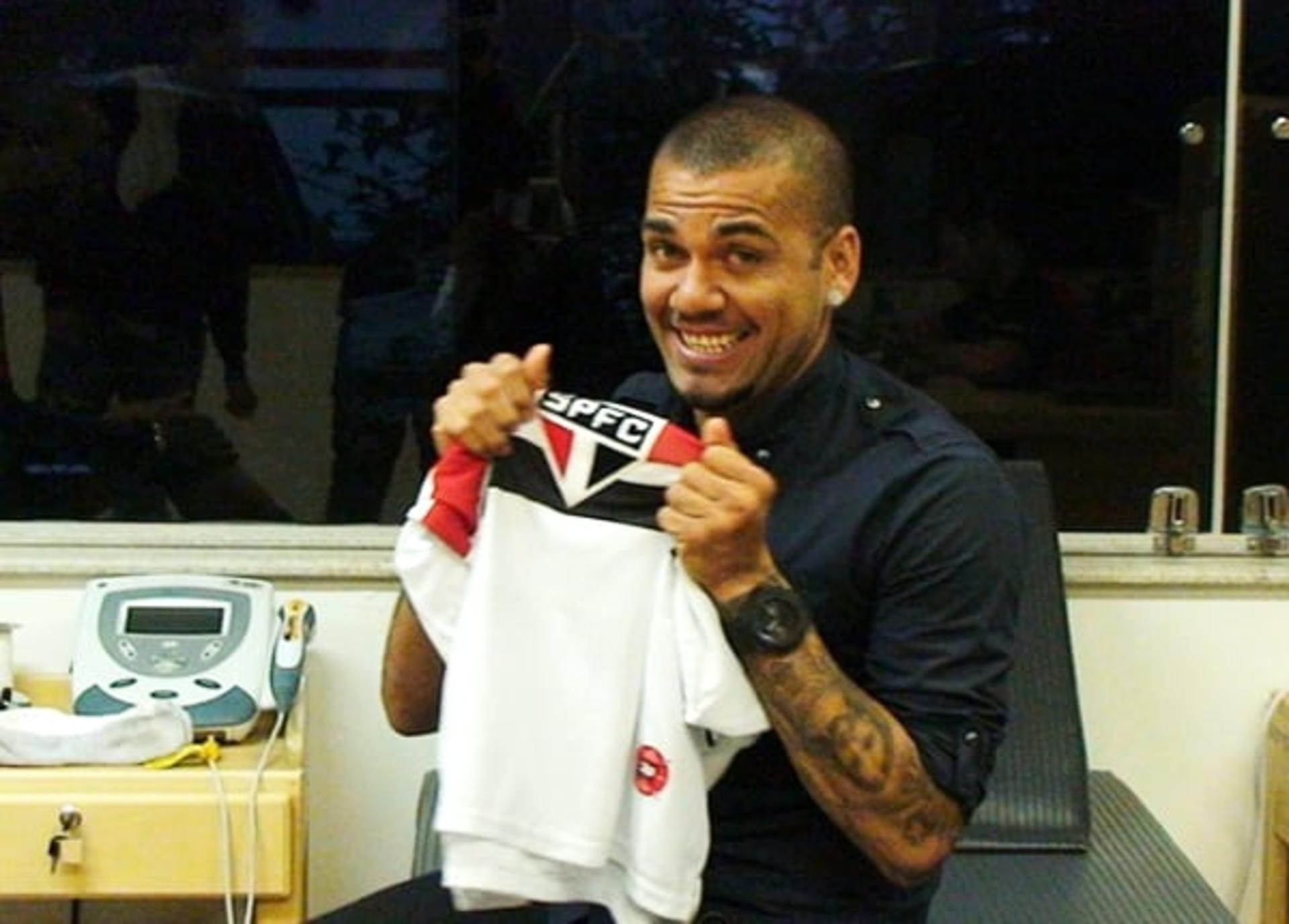 Daniel Alves visita o CT do São Paulo (Foto: Divulgação/SPFC)