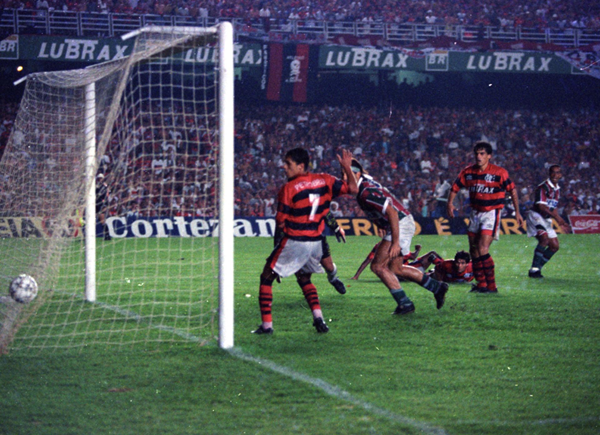 Fla x Flu - Gol de barriga Renato Gaúcho (Foto: Anibal Philot/Agência O Globo)