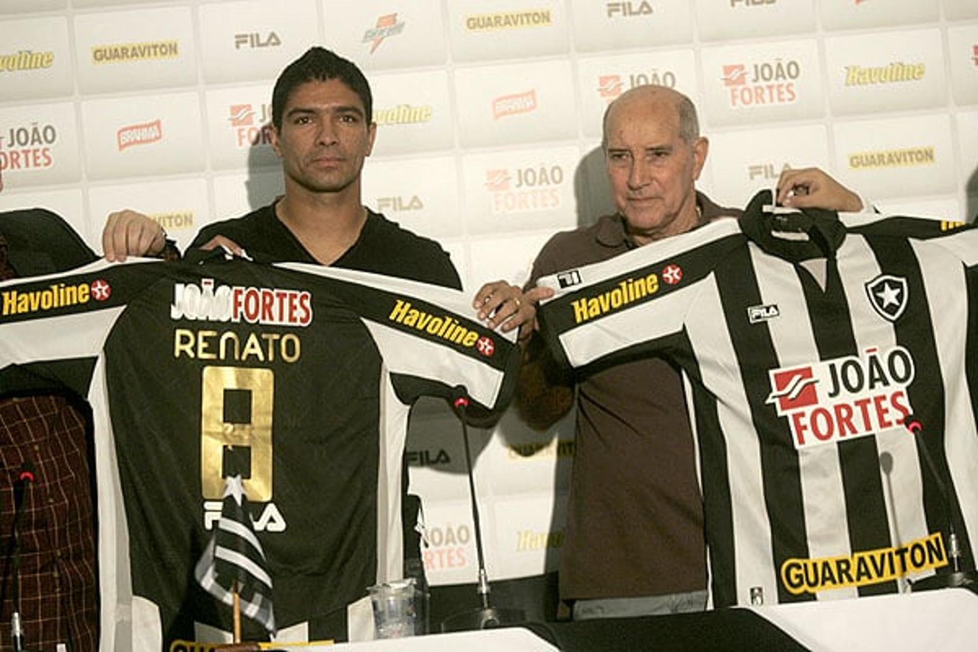 Renato é apresentado pelo Botafogo ao lado de Gérson (Foto: Paulo Sérgio)