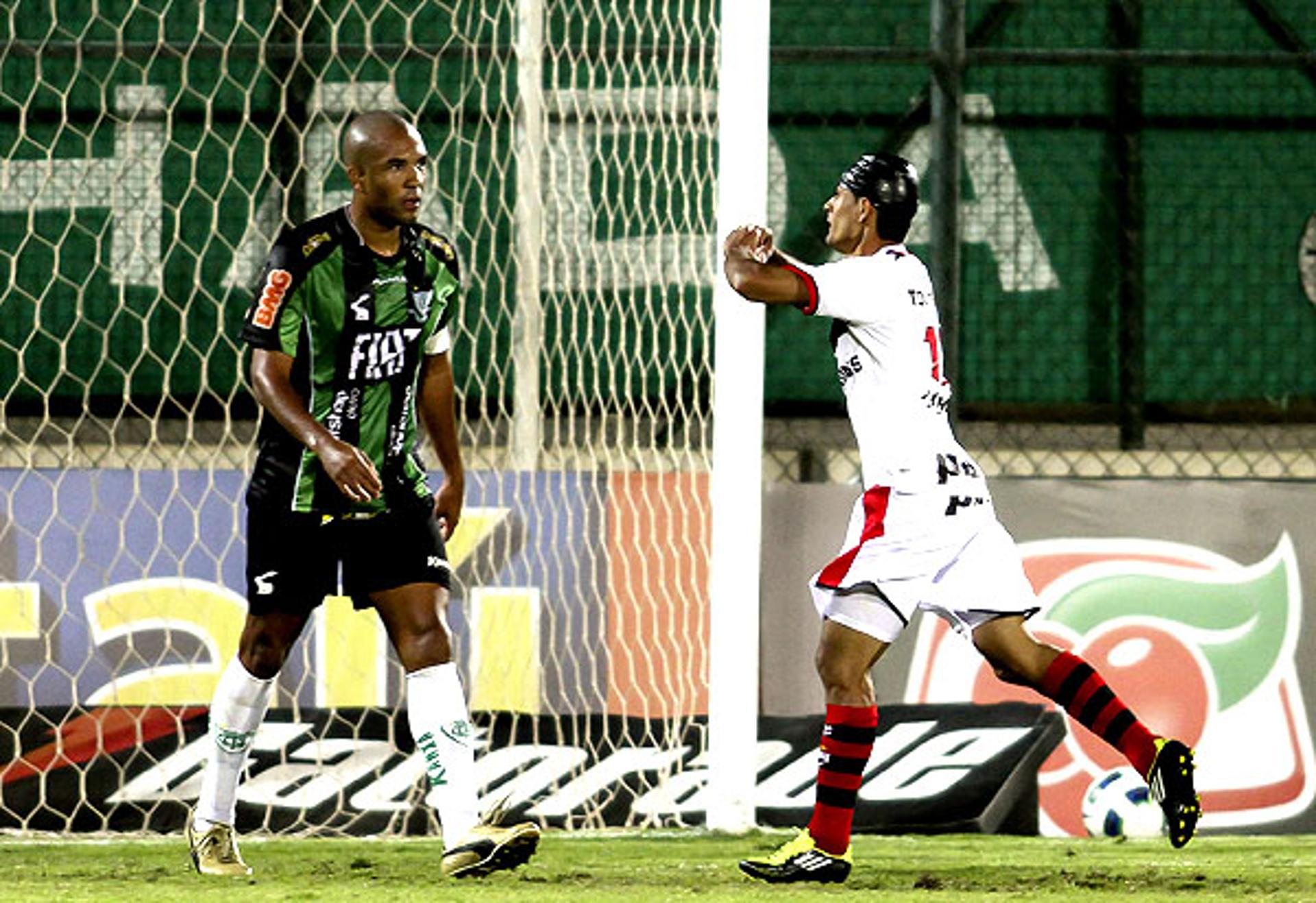 Gol do Juninho - América-MG x Atlético-GO (Foto: Gil Leonardi)