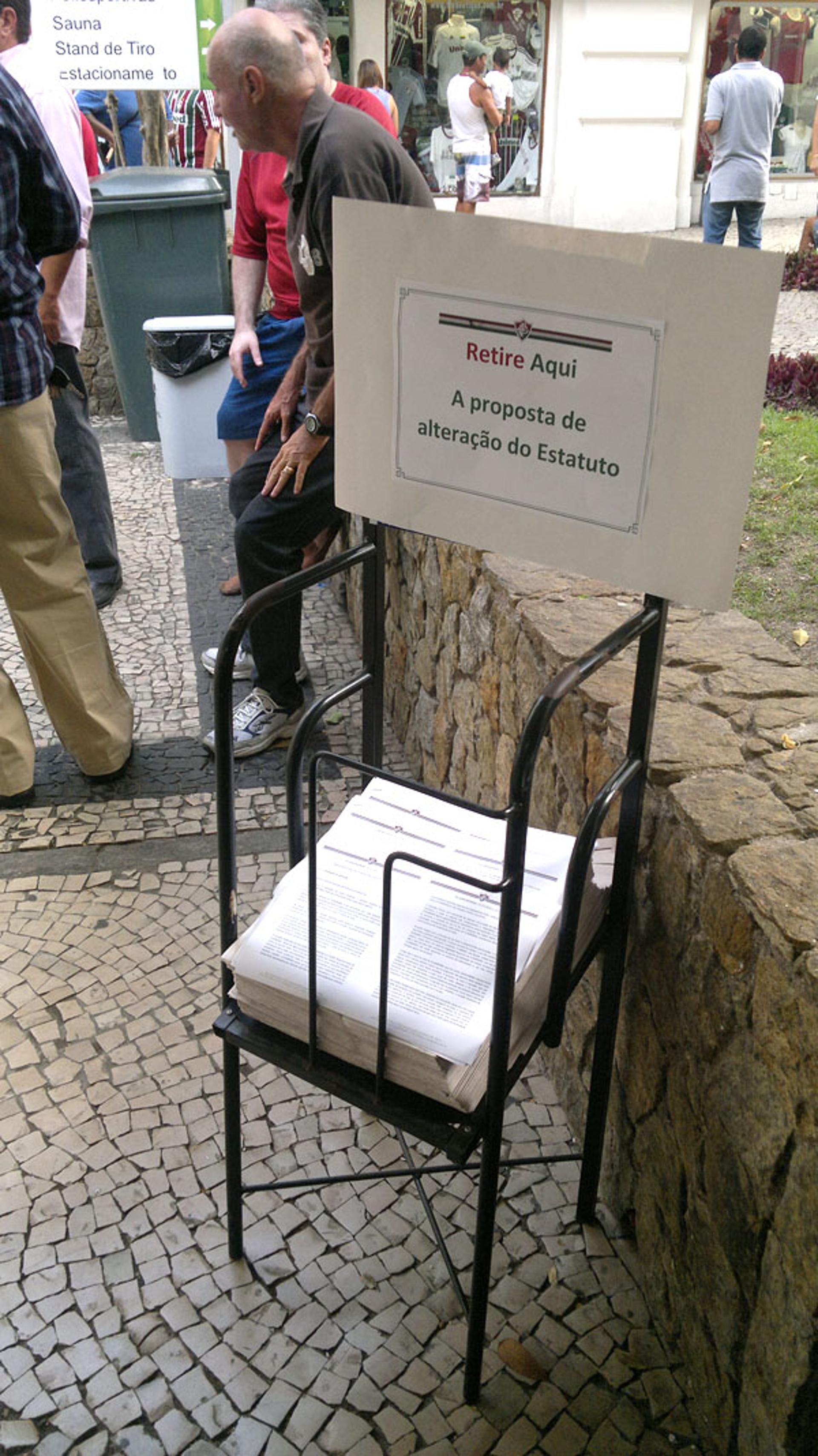 Panfletos sobre as mudanças no estatuto do Fluminense (Foto: Rodrigo Lois)