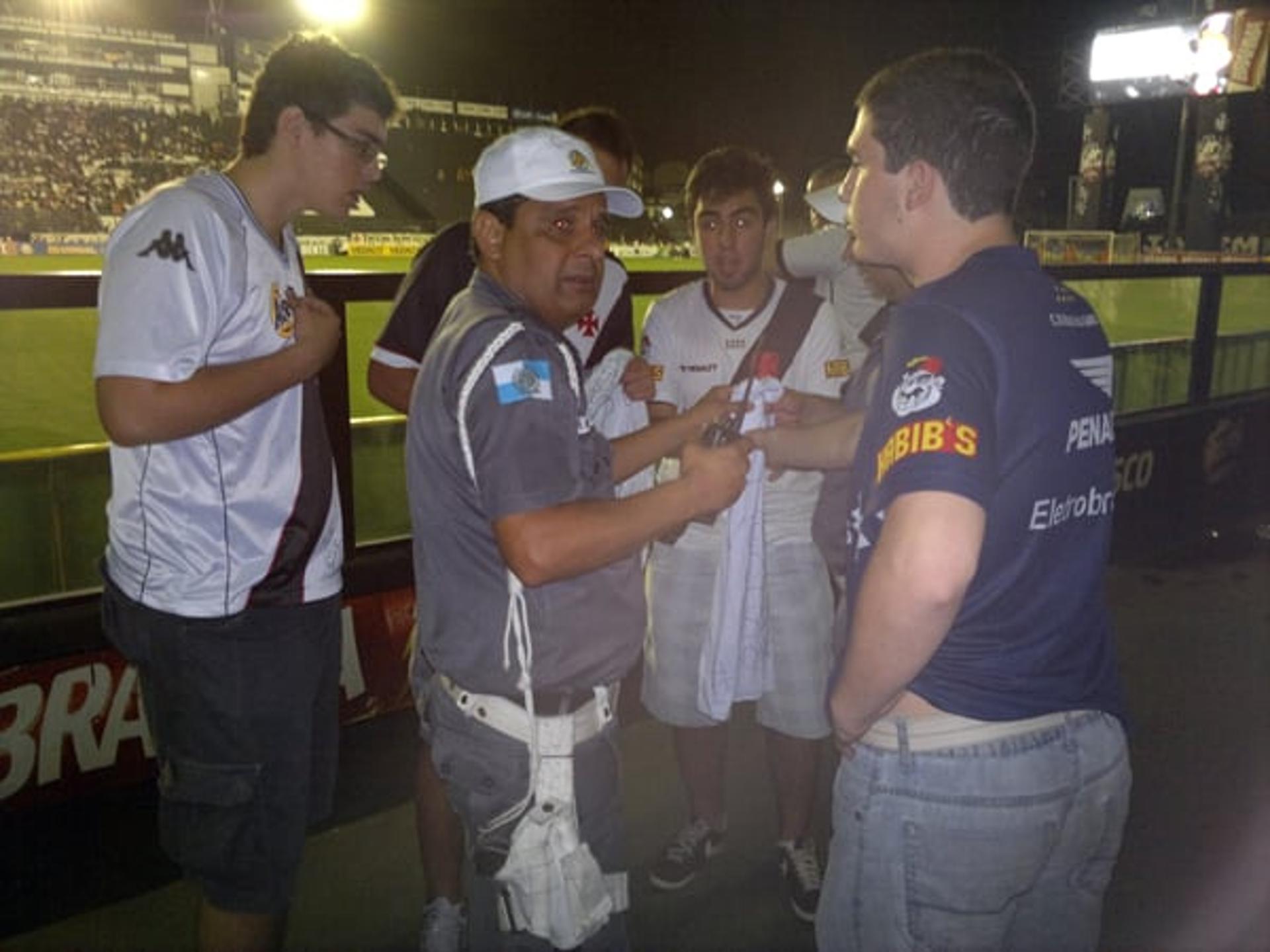 Torcedores do Vasco fazem protesto - (Foto: Bruno Braz)