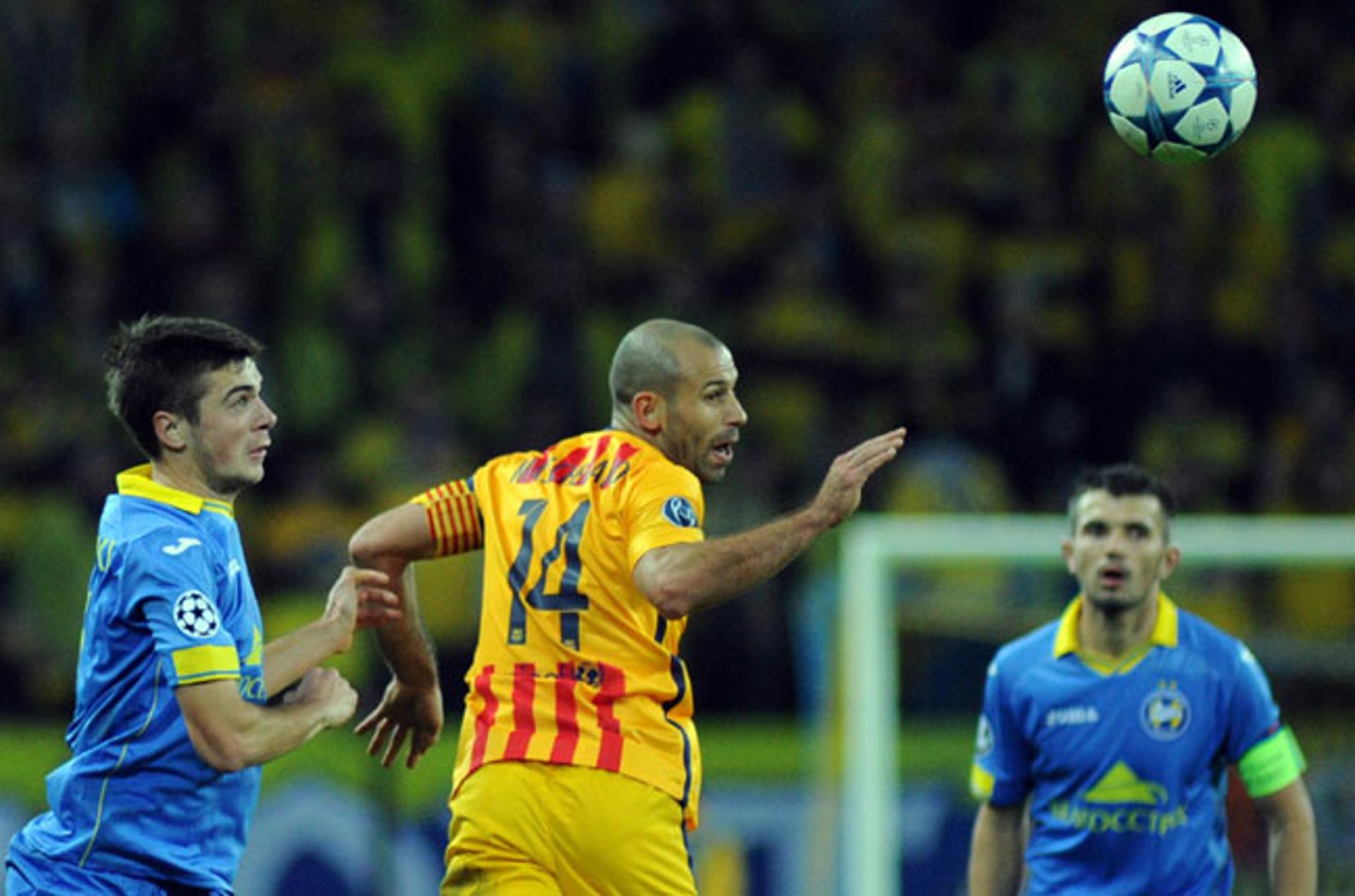 Mascherano vai poder jogar o maior clássico espanhol (Foto: Sergei Gapon / AFP)