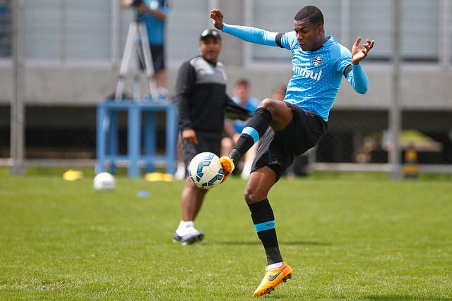 Atualmente, Erazo está emprestado ao Grêmio pelo Flamengo (Foto: Lucas Uebel/Grêmio)