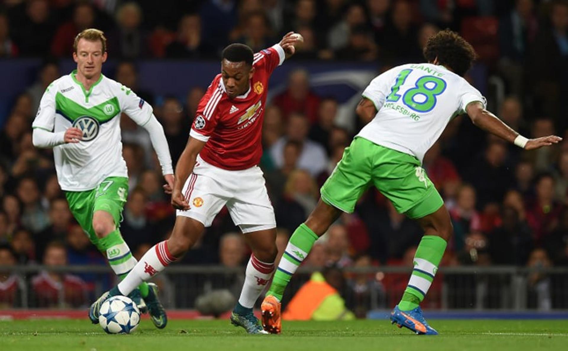 O Wolfsburg surpreende e lidera o grupo B, apesar de ter perdido para o Manchester United, segundo colocado da chave (AFP PHOTO / PAUL ELLIS)