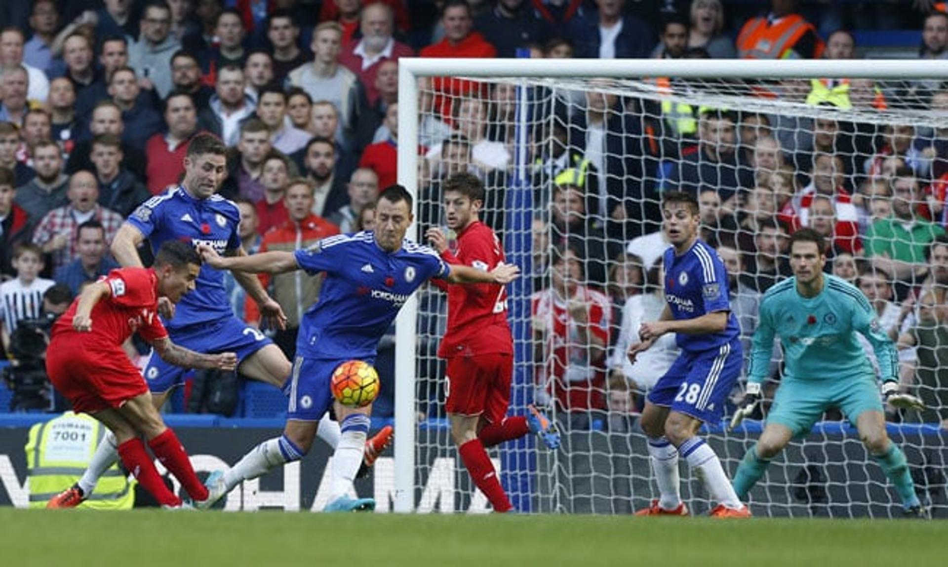 Coutinho chuta para fazer o seu segundo gol contra o Chelsea (Foto: Ian Kington / AFP)