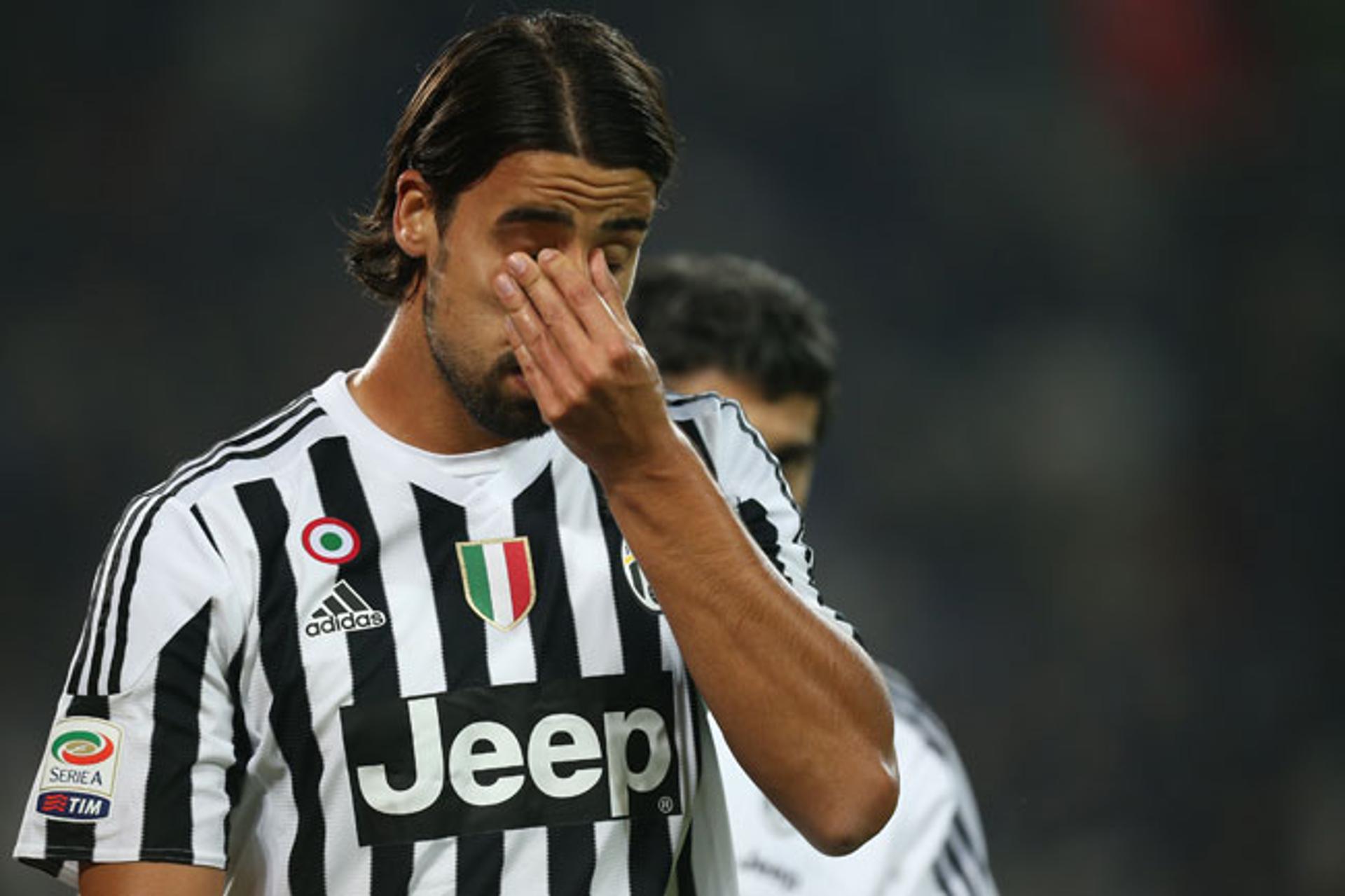 Khedira saiu machucado no início de jogo contra o Torino (Foto: Marco Bertorello / AFP)