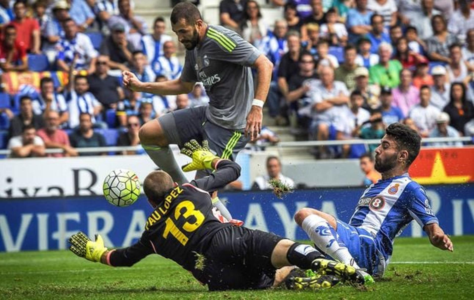 Jogadores do Espanyol, em duelo contra o Real Madrid (Foto: Lluis Gene/AFP)