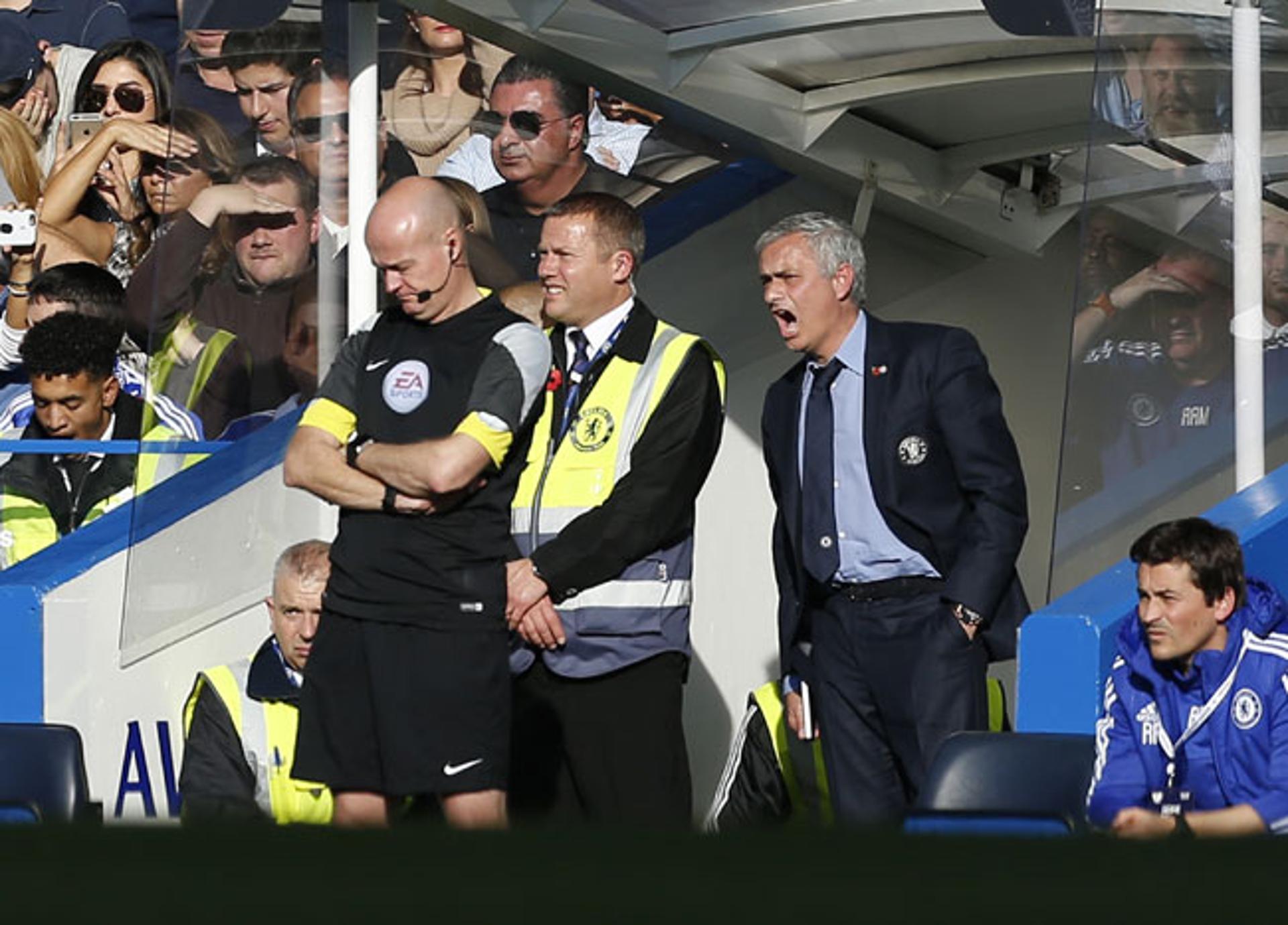 Mourinho reclama com arbritragem no jogo contra o Liverpool (Foto: Ian Kington / AFP)