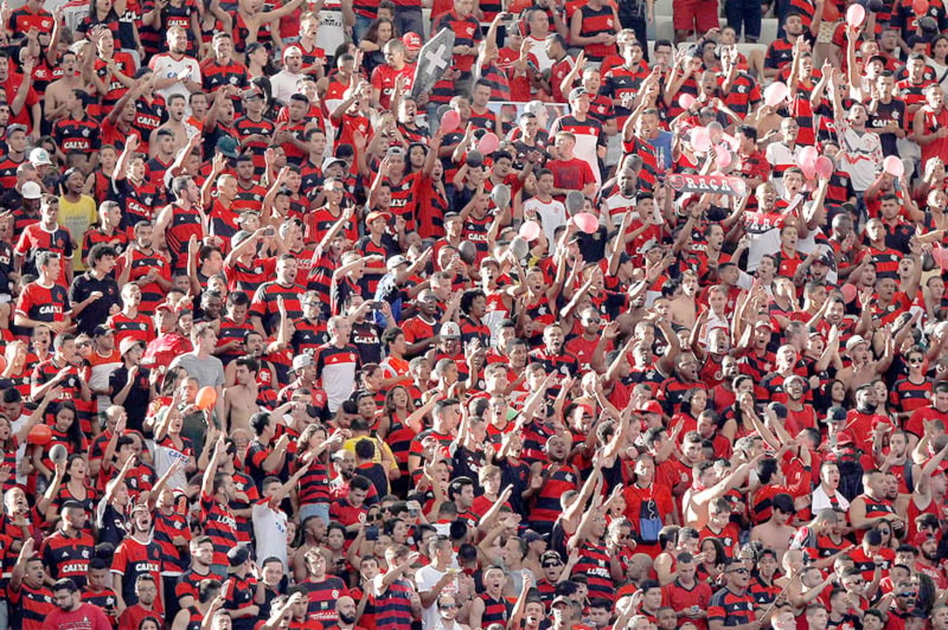 Torcida do Flamengo lota o Maracanã para apoiar o time contra o Santos (Foto: Wagner Meier/LANCE!Press)