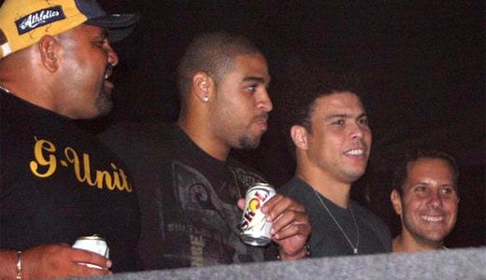 Adriano e Ronaldo em camarote de festa (Foto: Divulgação)