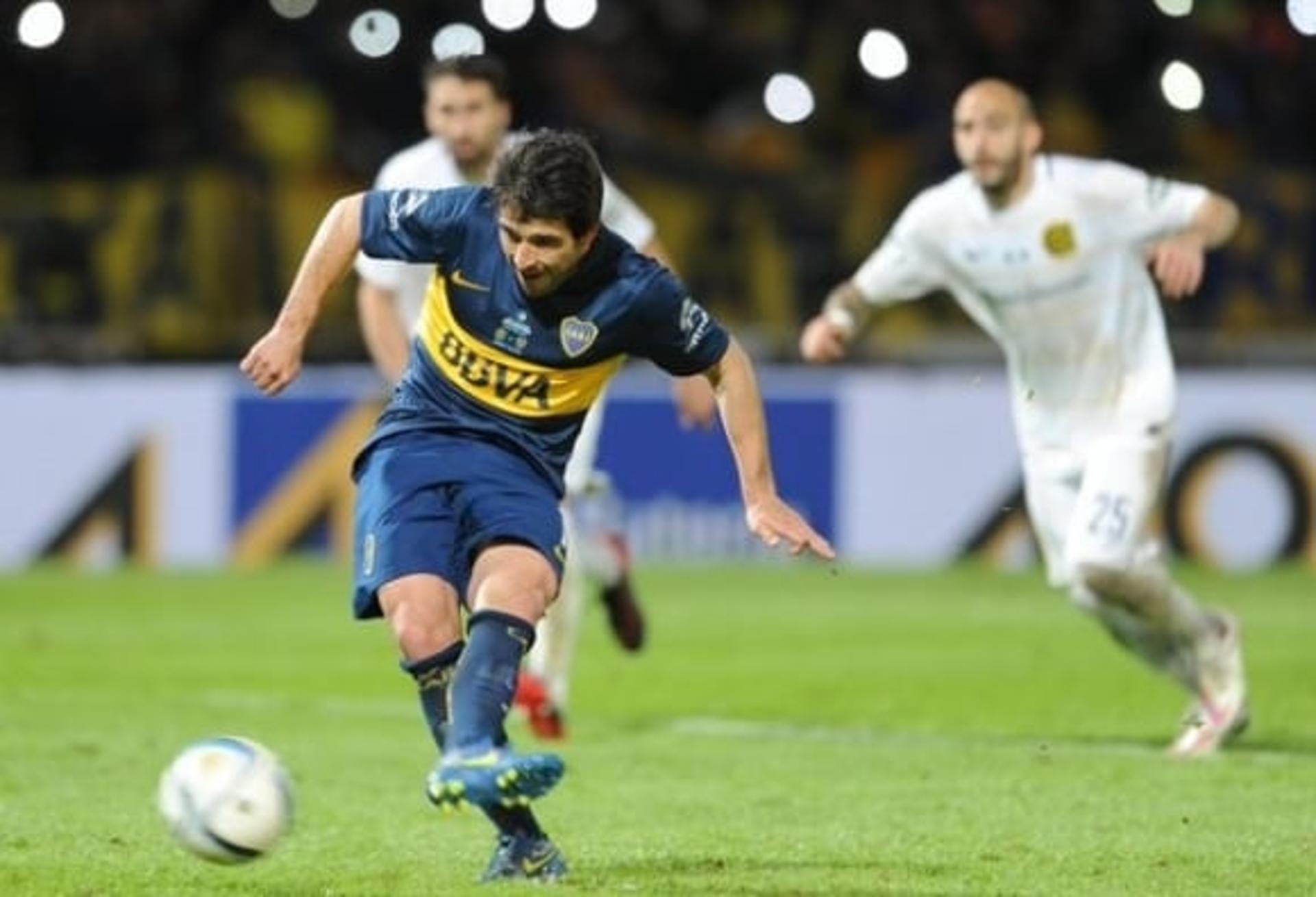 Lodeiro marcando de pênalti (Foto: Site oficial Boca)