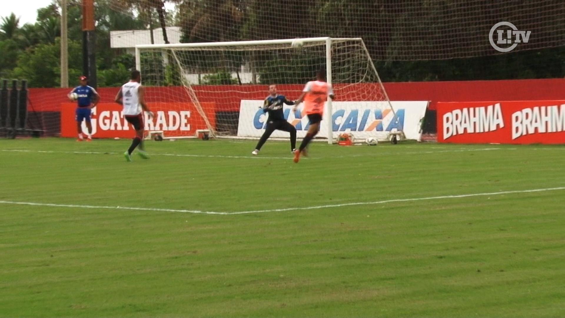 Paulinho e Sheik ficam no quase em tentativas de belos gols no Fla