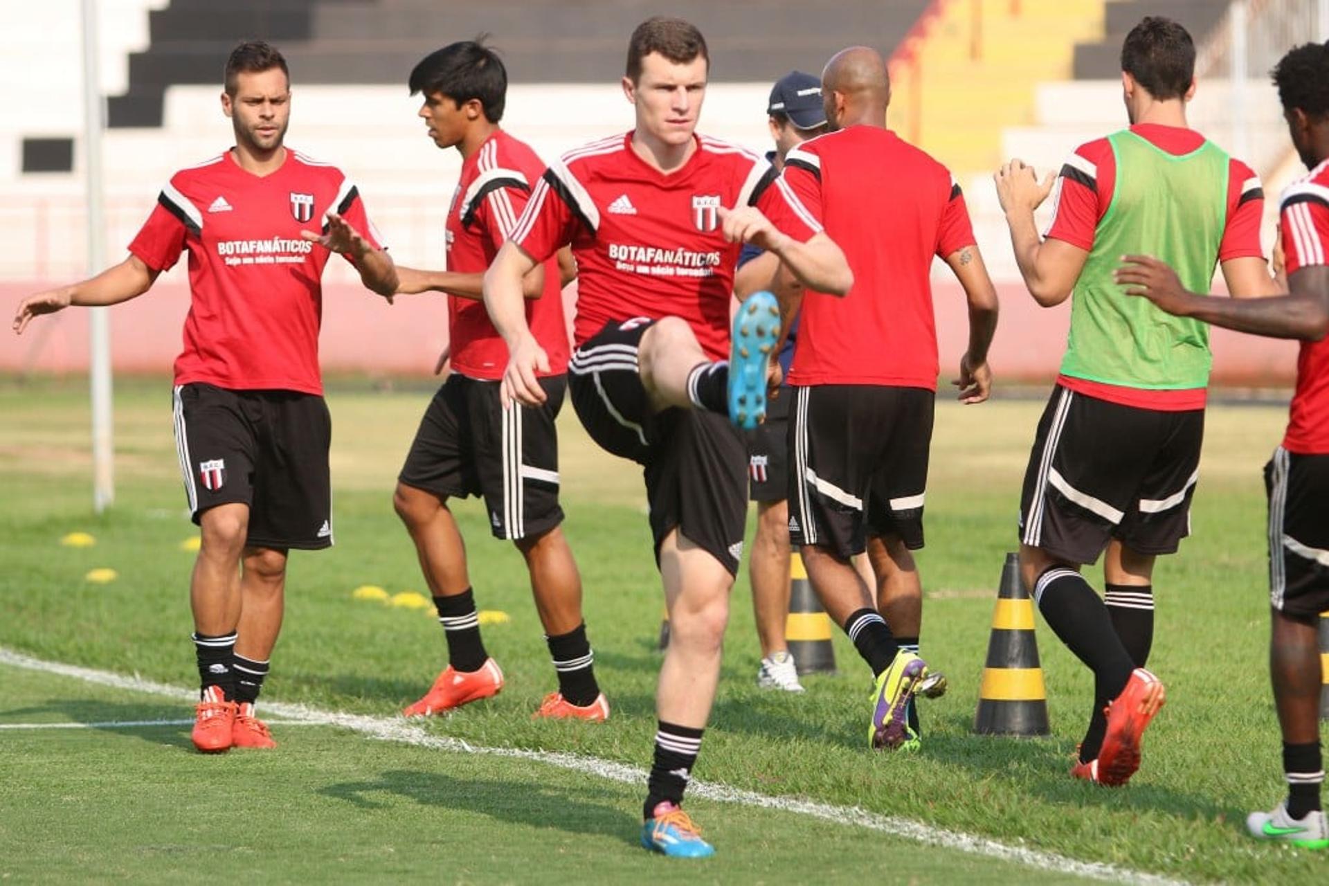 Jogadores do Botafogo treinam para primeiro jogo contra o River-PI, pela final da série D