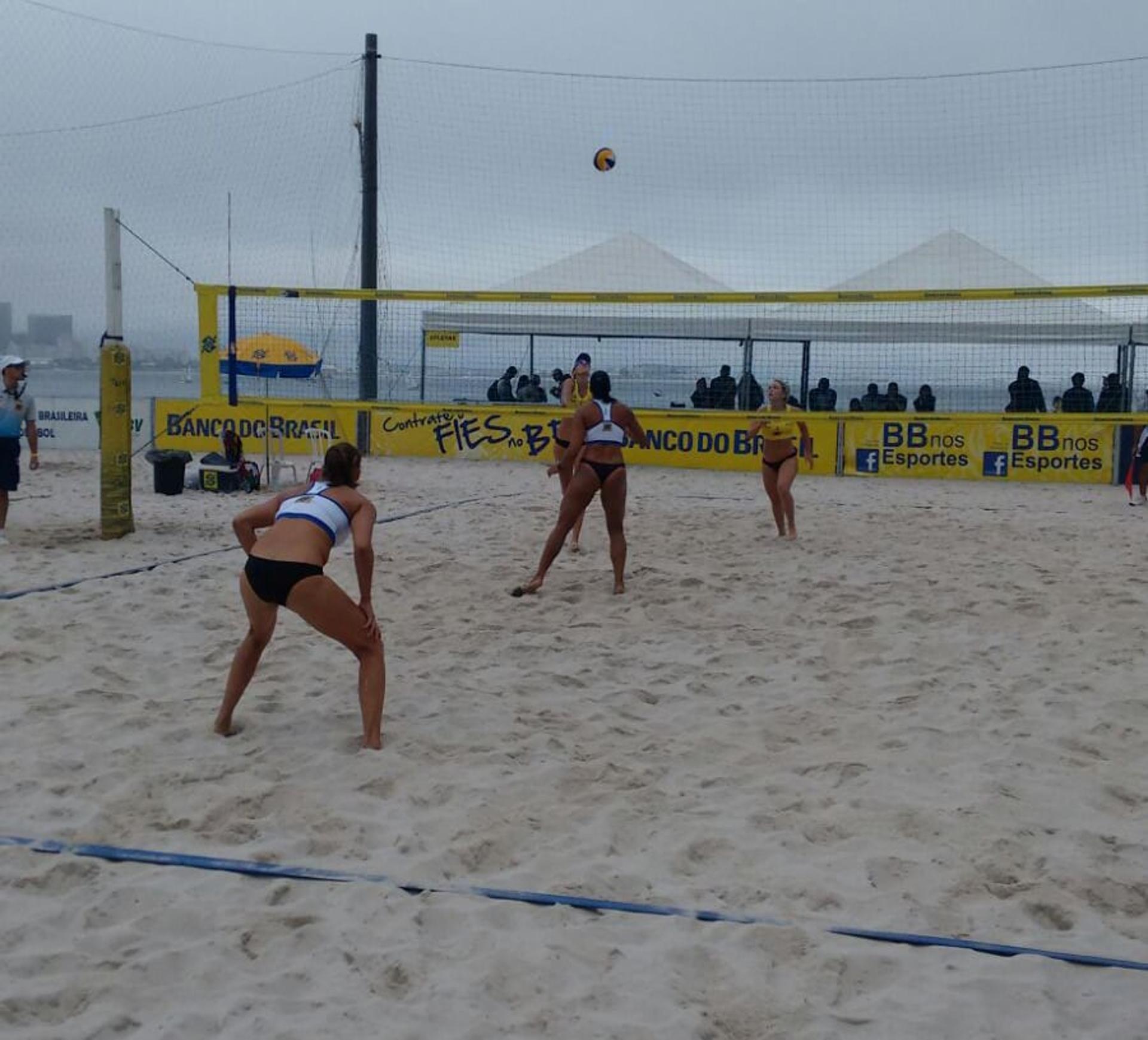 Dia chuvoso no Rio de Janeiro foi o cenário para os jogos deste sábado  (Foto: Divulgação/CBV)