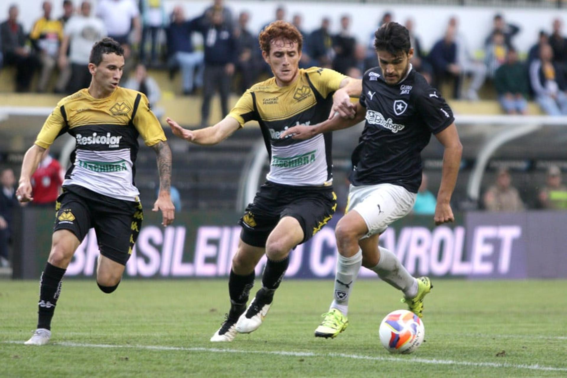 Criciúma x Botafogo (Foto: Guilherme Hahn/AGIF)