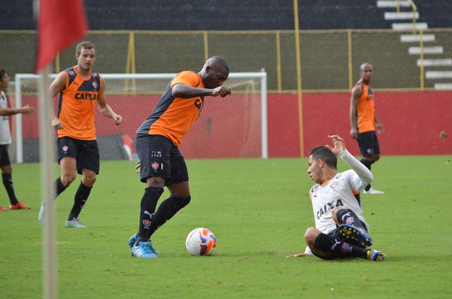 Amaral comemora triunfo do Vitória sobre o Macaé (Foto: Divulgação / EC Vitória)