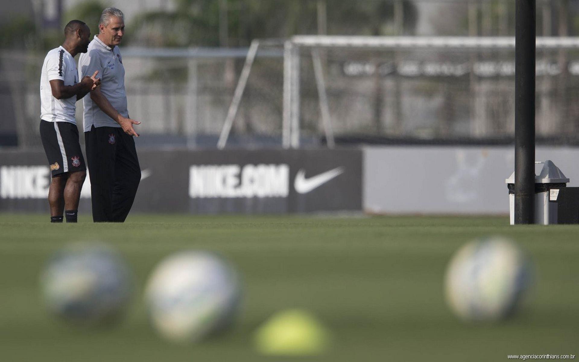 Tite e Vagner Love conversam em treino (Foto: Daniel Augusto Jr/Ag. Corinthians)