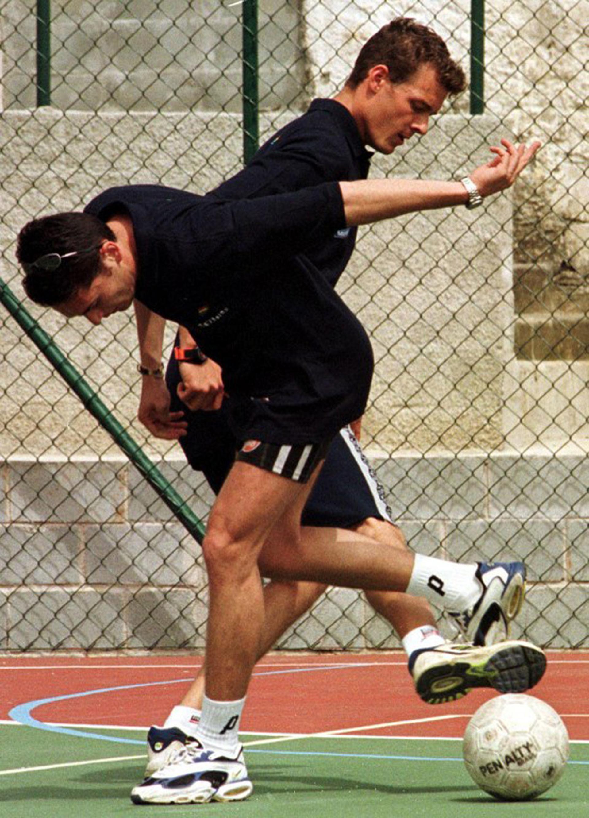 Giancarlo Fisichella e Alexander Wurz jogam futebol antes do GP do Brasil de 1999 (AFP PHOTO/Marie HIPPENMEYER)