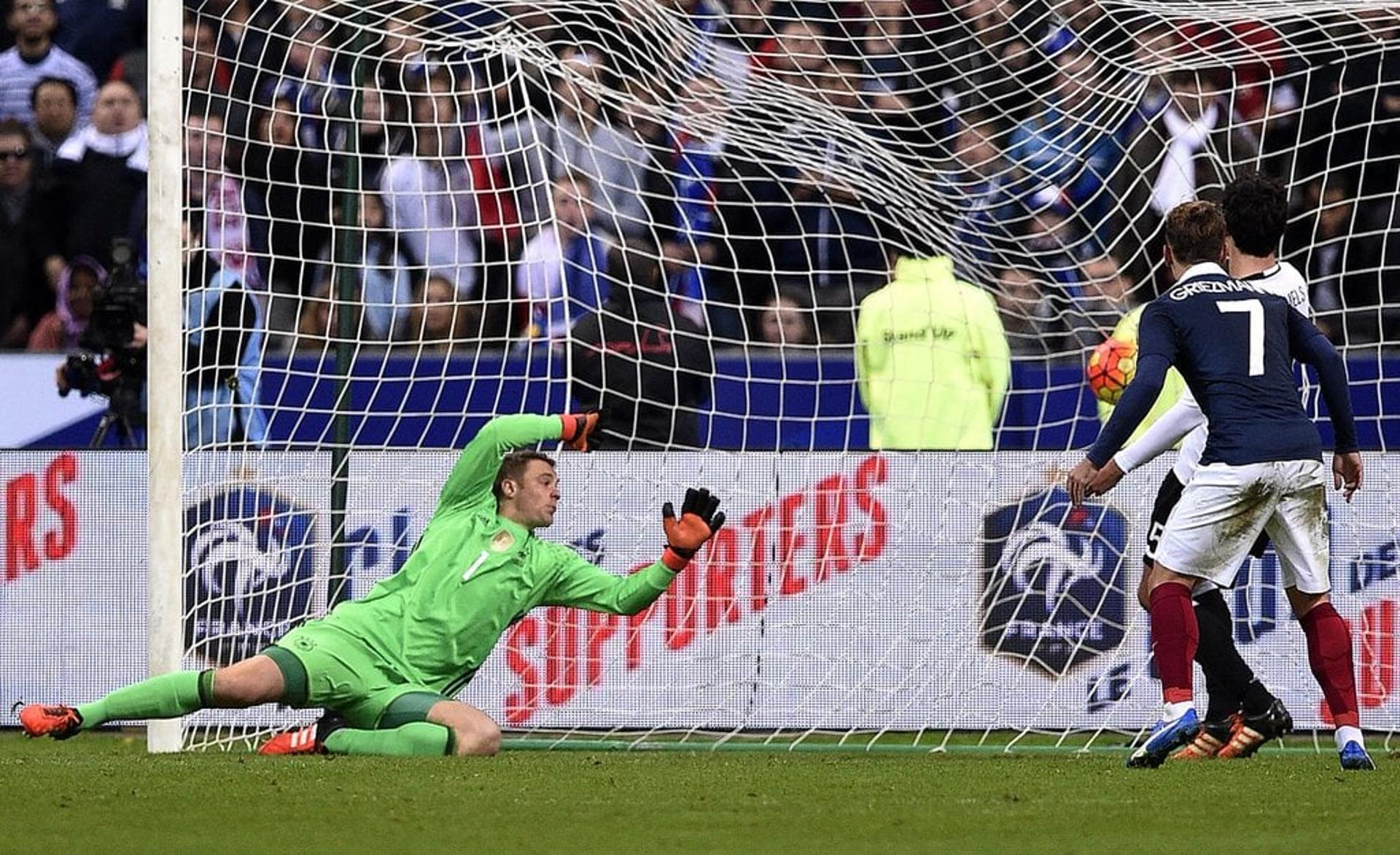 Griezmann observa chute certeiro de Giroud estufar as redes de Neuer (Foto: Reprodução / Twitter)