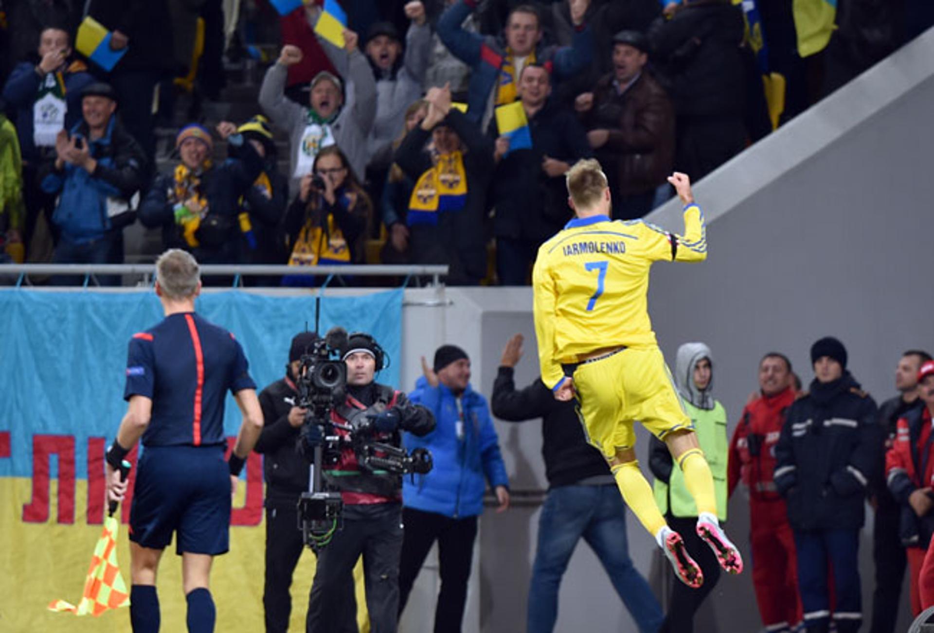 Yarmolenko comemora o primeiro gol da Ucrânia (Foto: Sergei Supinsky / AFP)