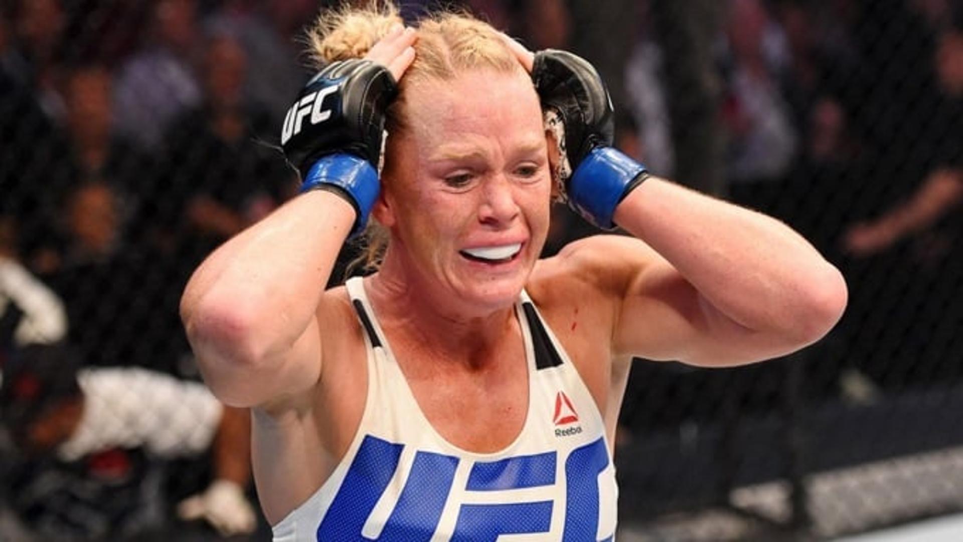 Holly Holm comemora conquista de cinturão (FOTO: Reprodução)