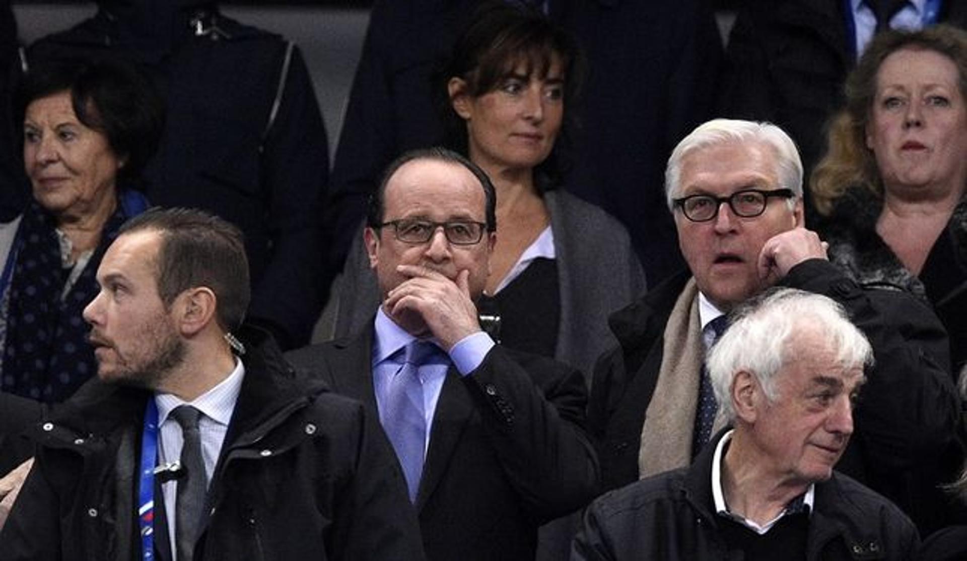 O presidente François Hollande tomou as primeiras medidas ainda no Stade de france ( foto – AFP)