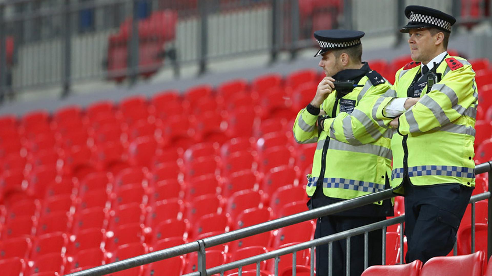 HOME - Inglaterra x França - Amistoso internacional - Policiais em Wembley (Foto: Justin Tallis/AFP)