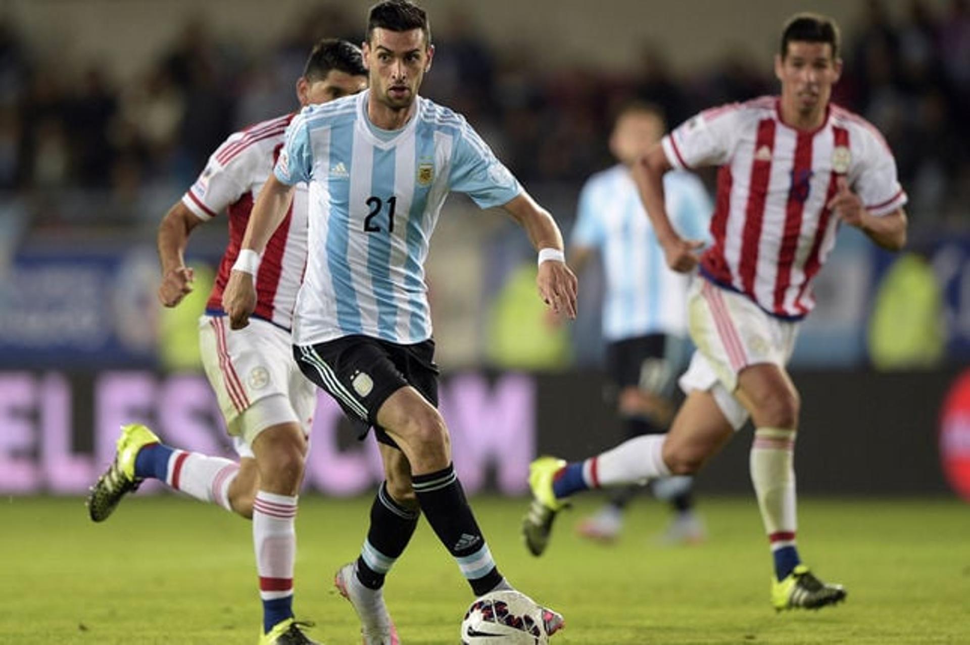 Pastore em ação pela Argentina em jogo contra o Paraguai (Foto: AFP/Juan Mabromato)