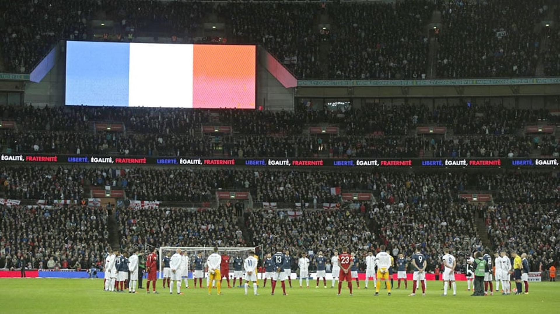 HOME - Inglaterra x França - Amistoso internacional - Um minuto de silêncio em Wembley (Foto: Adrian Dennis/AFP)