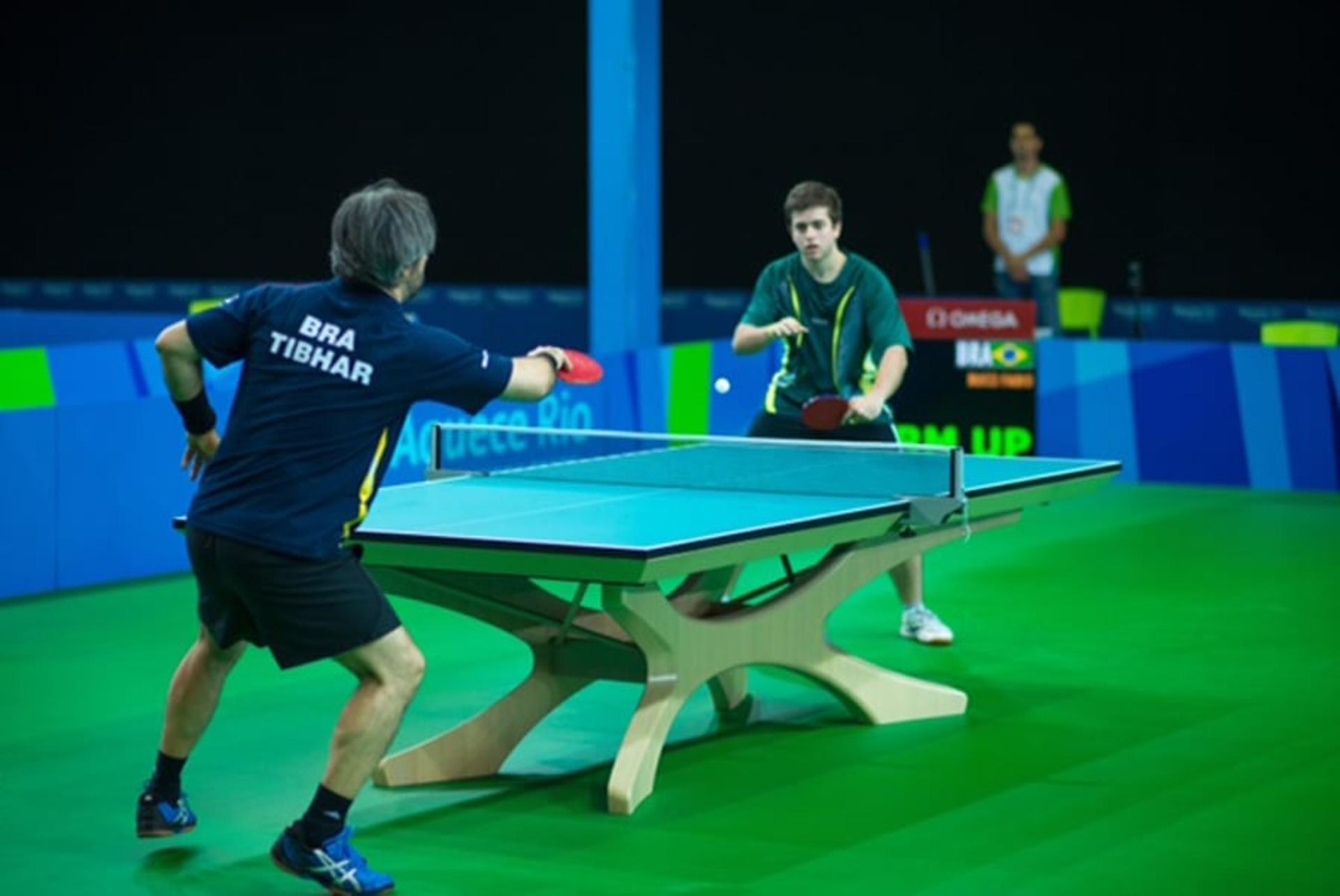 Brasileiros em ação no primeiro dia do evento-teste de tênis de mesa (Foto: Rio2016/Alex Ferro)