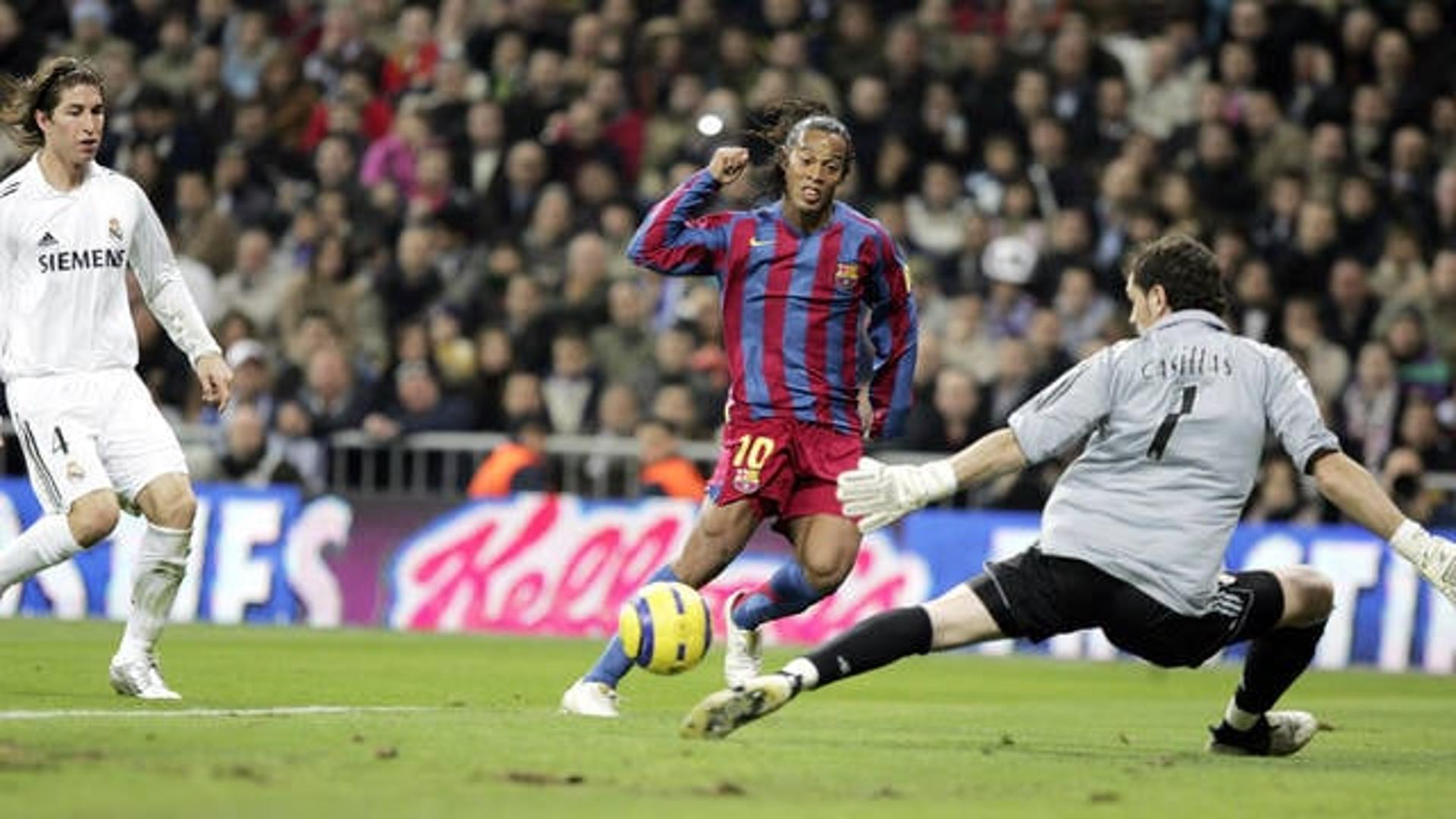 Ronaldinho marca no Real Madrid em 2005 no Bernabéu (Foto: Miguel Ruiz / FCB)