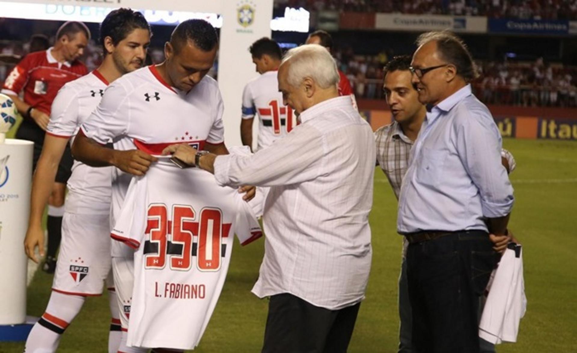 Fabuloso foi presenteado por camisa comemorativa pelos 350 jogos (Foto: Rubens Chiri / saopaulofc.net)