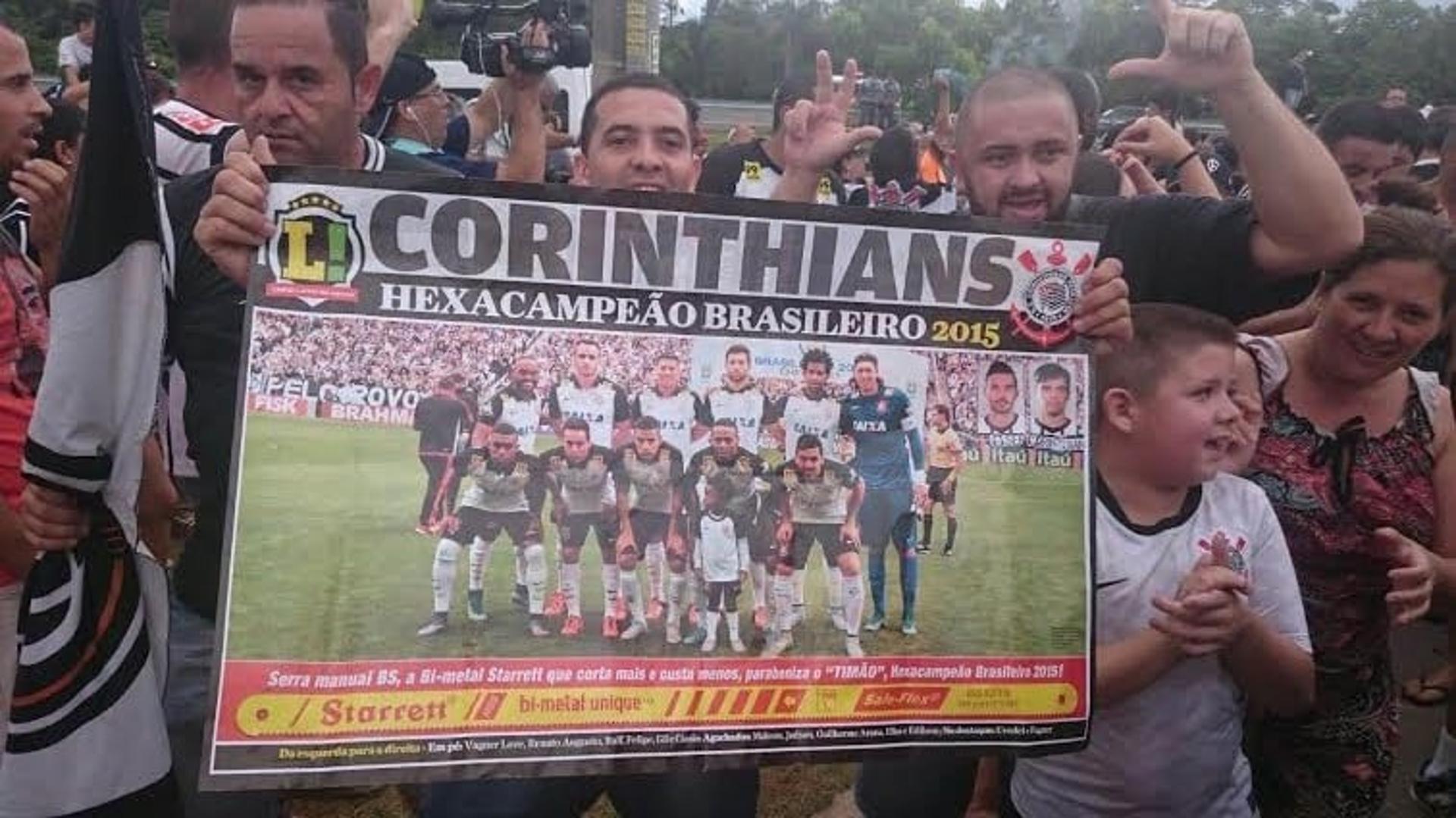 Torcedor do Corinthians com pôster do L!