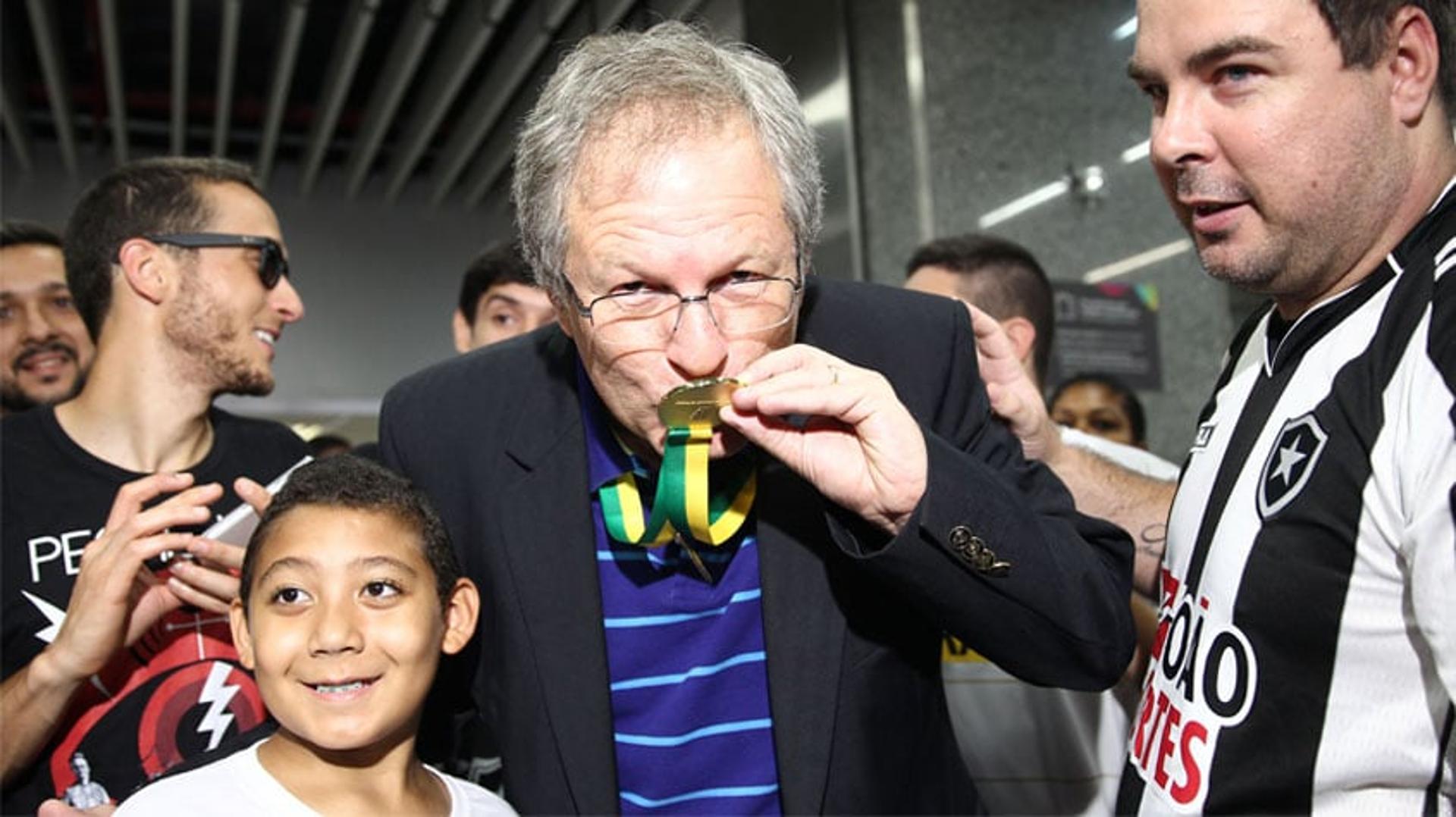 HOME - Presidente do Botafogo, Carlos Eduardo Pereira, desembarca no Rio de Janeiro após título da Série B (Foto: Paulo Sérgio/LANCE!Press)