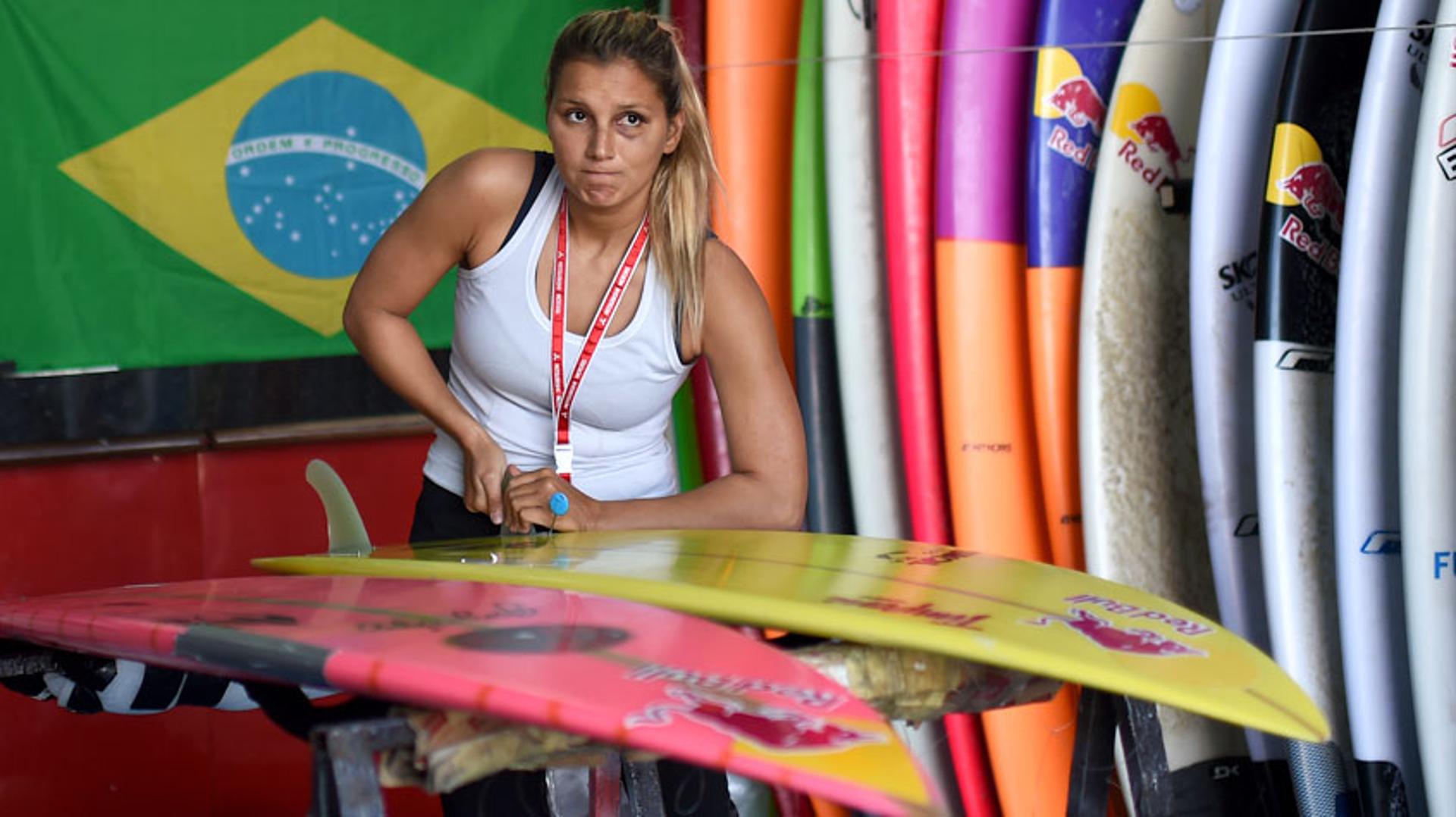 HOME - Maya Gabeira se prepara para surfar em Portugal (Foto: Francisco Leong/AFP)