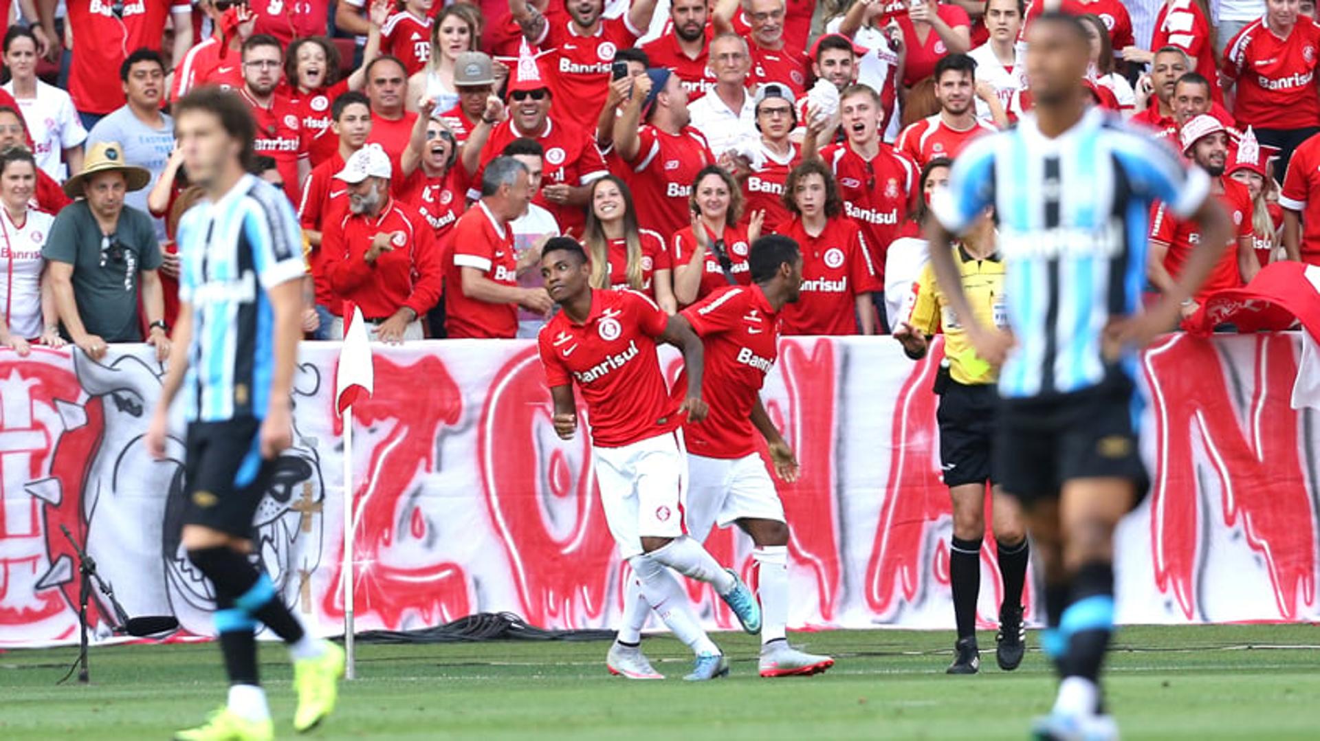 Vitinho do Internacional comemora gol durante o Gre-nal (Foto: Pedro H. Tesch/Eleven)