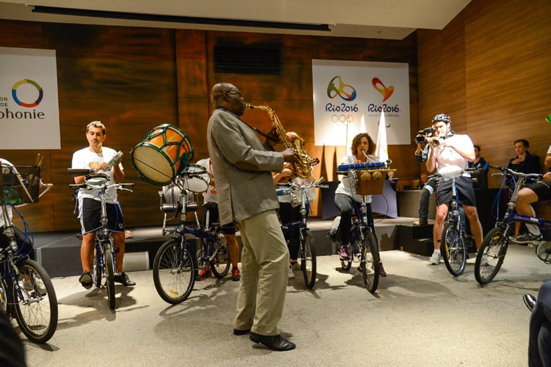 Camaronês Manu Dibango e músicos da Orquestra Ciclofônica celebraram acordo entre Rio-2016 e Organização Internacional da Francofonia  (Foto: Alex Ferro / Divulgação Rio 2106)