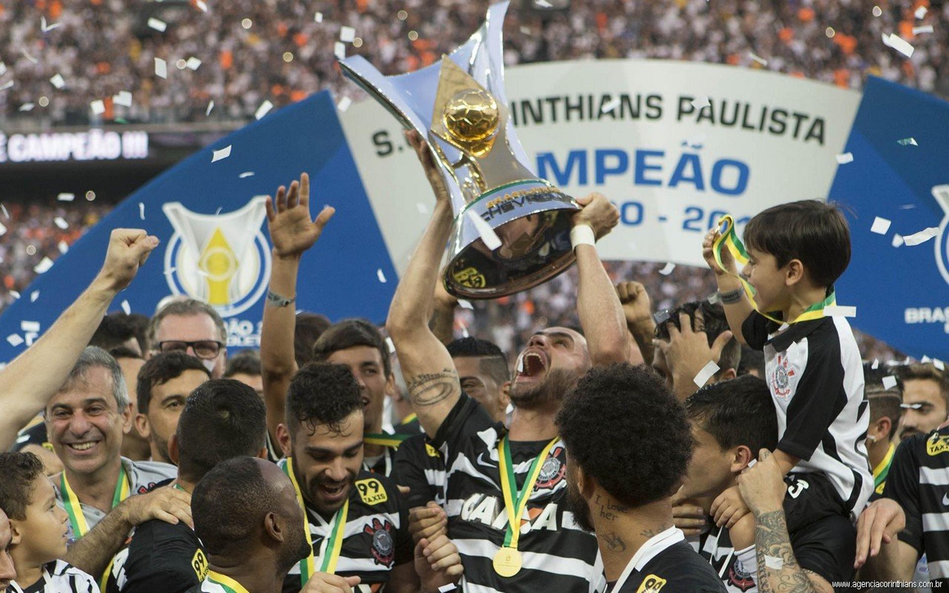 Renato Augusto levantando o troféu de campeão brasileiro