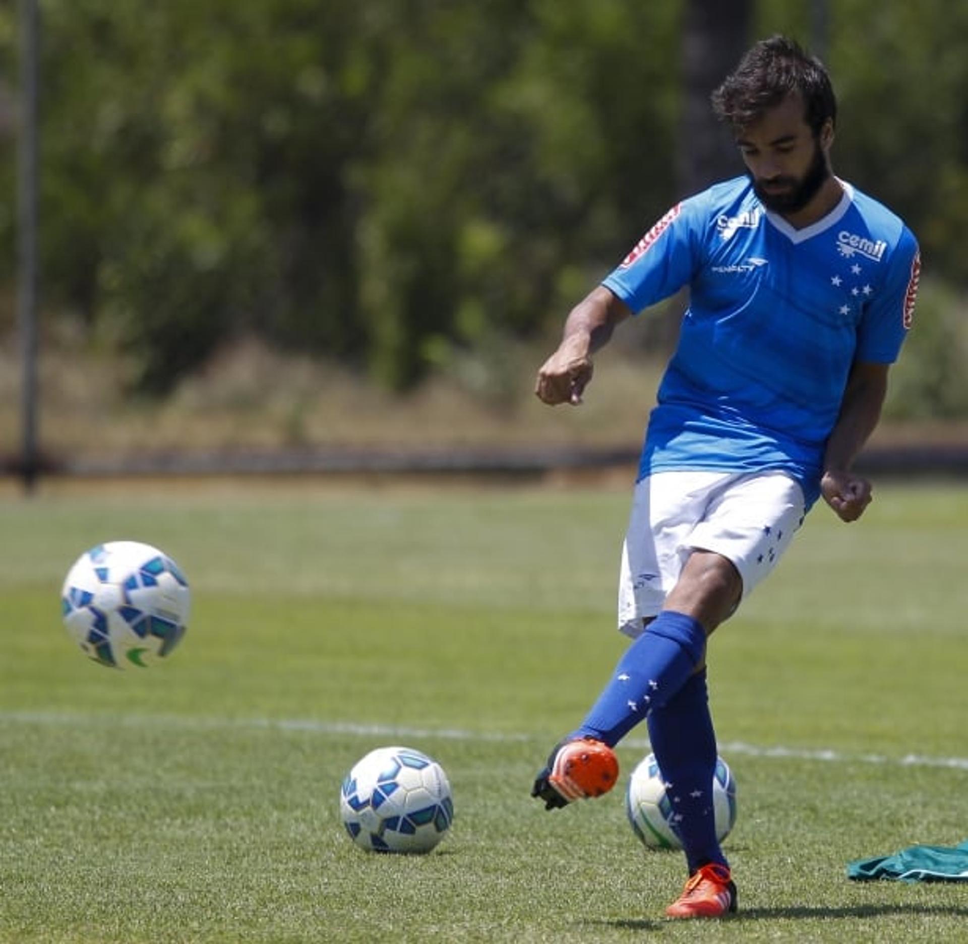 Gabriel Xavier durante treinamento do Cruzeiro (Foto: Washington Alves/Light Press)