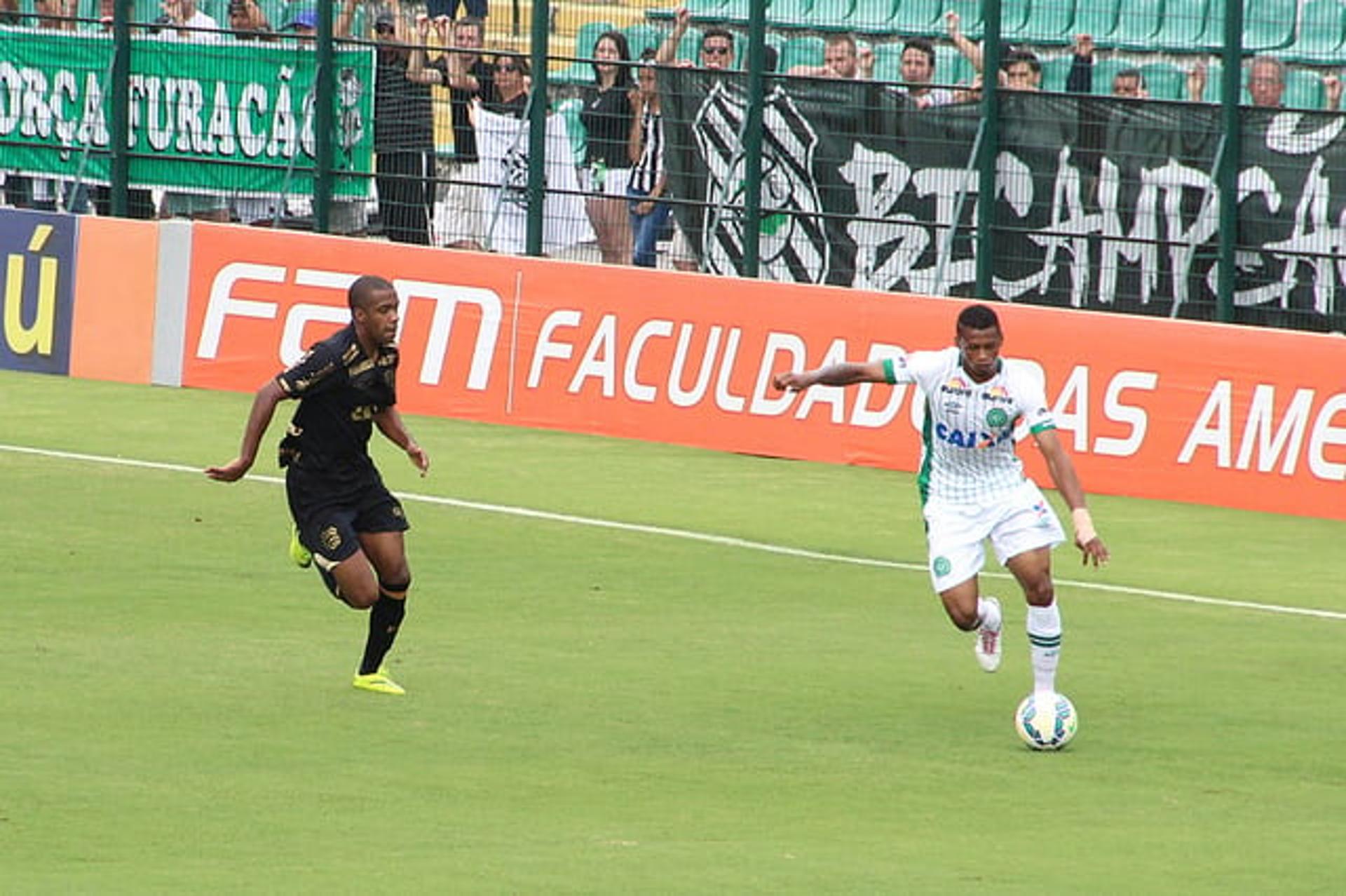 Dener em investida pela ponta durante jogo da Chape (Divulgação)