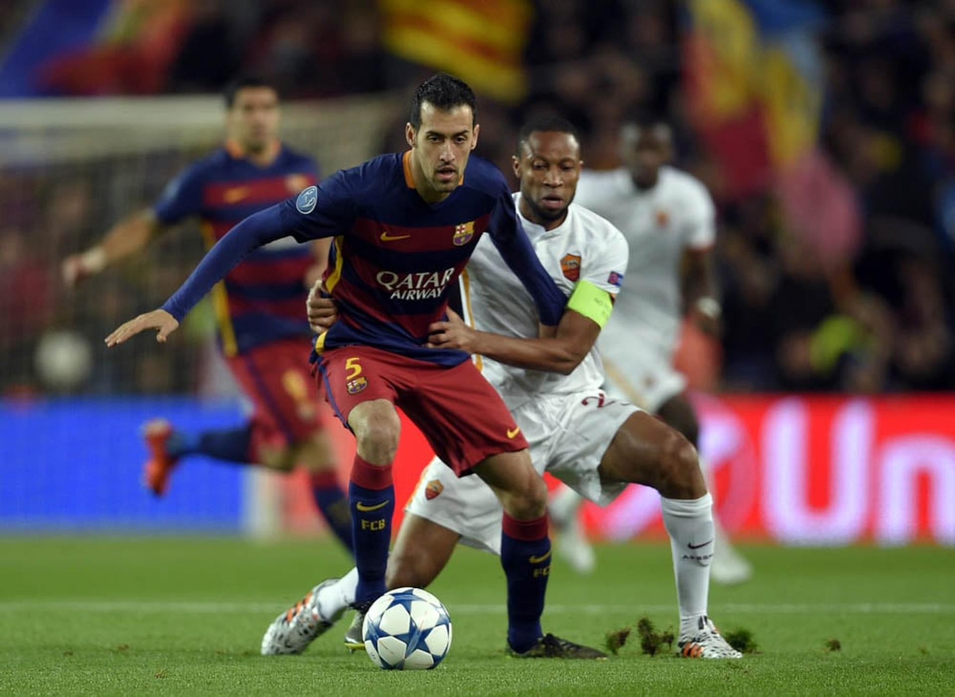 Busquets - Barcelona x Roma (Foto: LLUIS GENE / AFP)