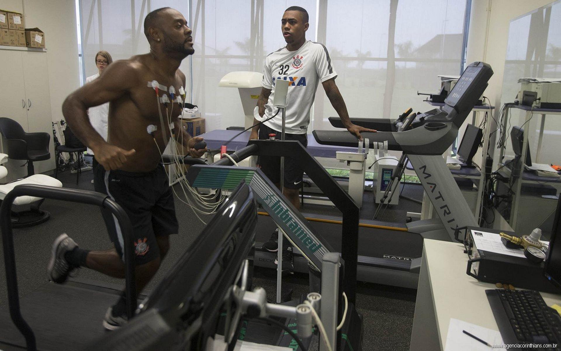 Vagner Love correu na esteira durante exames (Foto: Daniel Augusto Jr/Ag. Corinthians)