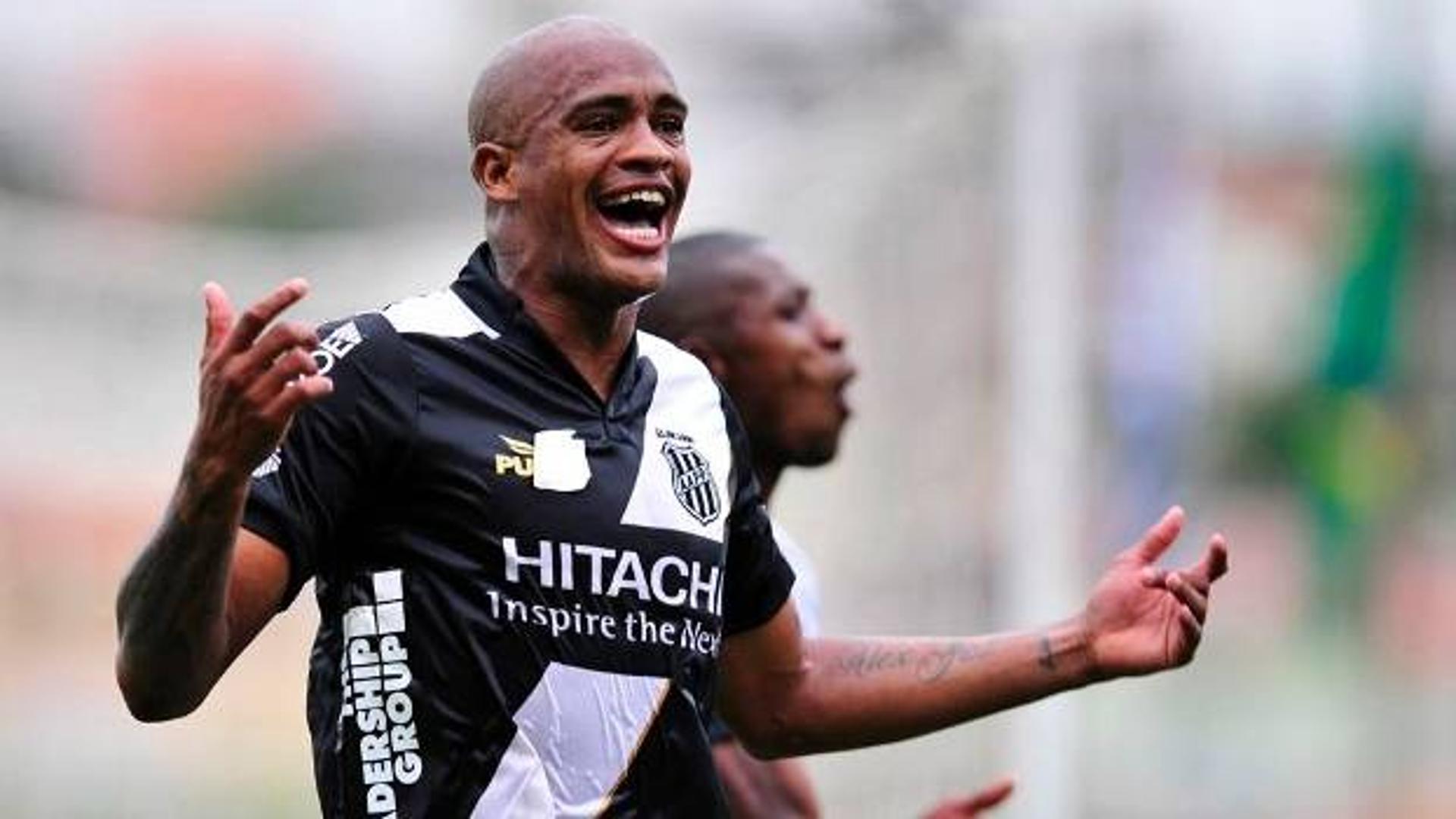 Alexandro, atacante da Ponte Preta comemora gol durante do Campeonato Brasileiro (Foto: Helio Suenaga /  Gazeta Press)