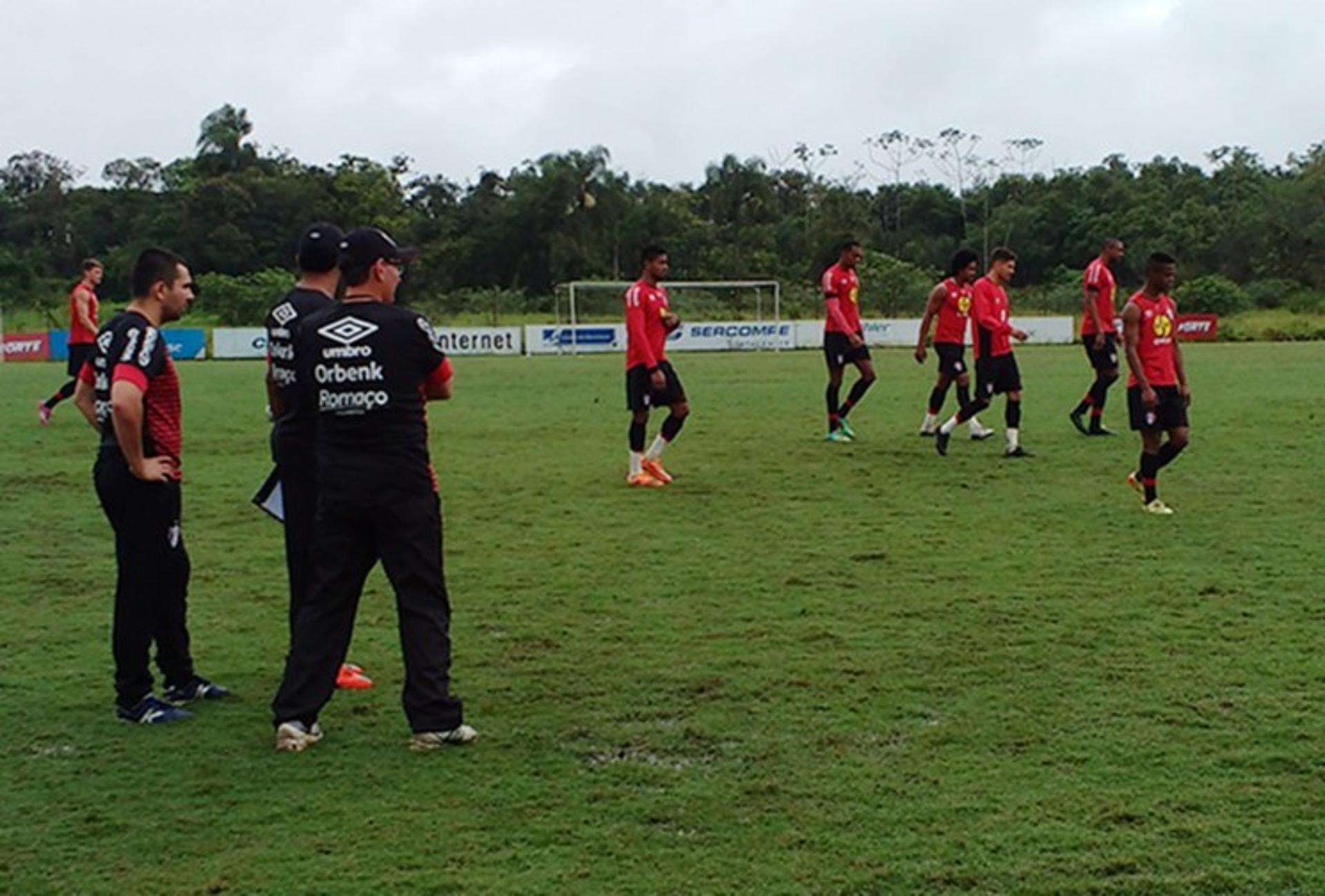 PC Gusmão comanda treino (Foto: Divulgação)