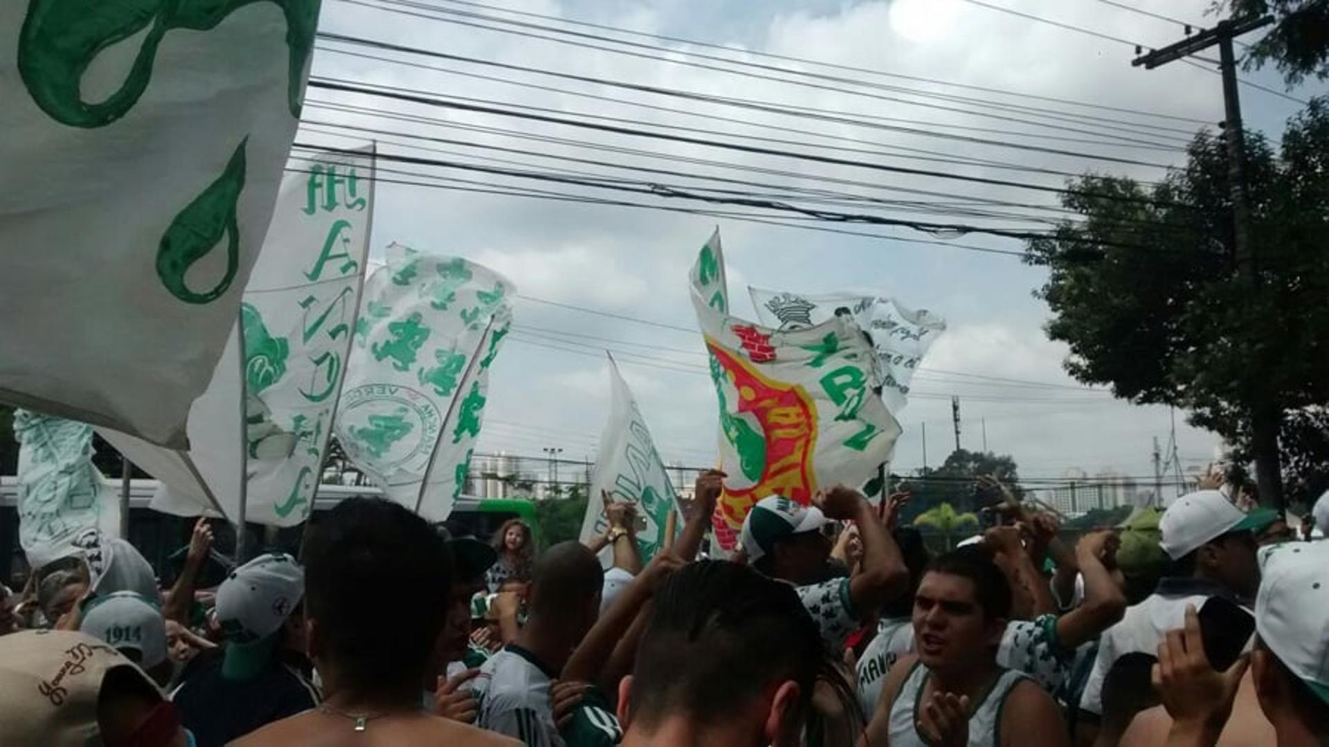 Torcida do Verdão apoia time no CT (Foto: Artur Ozawa)