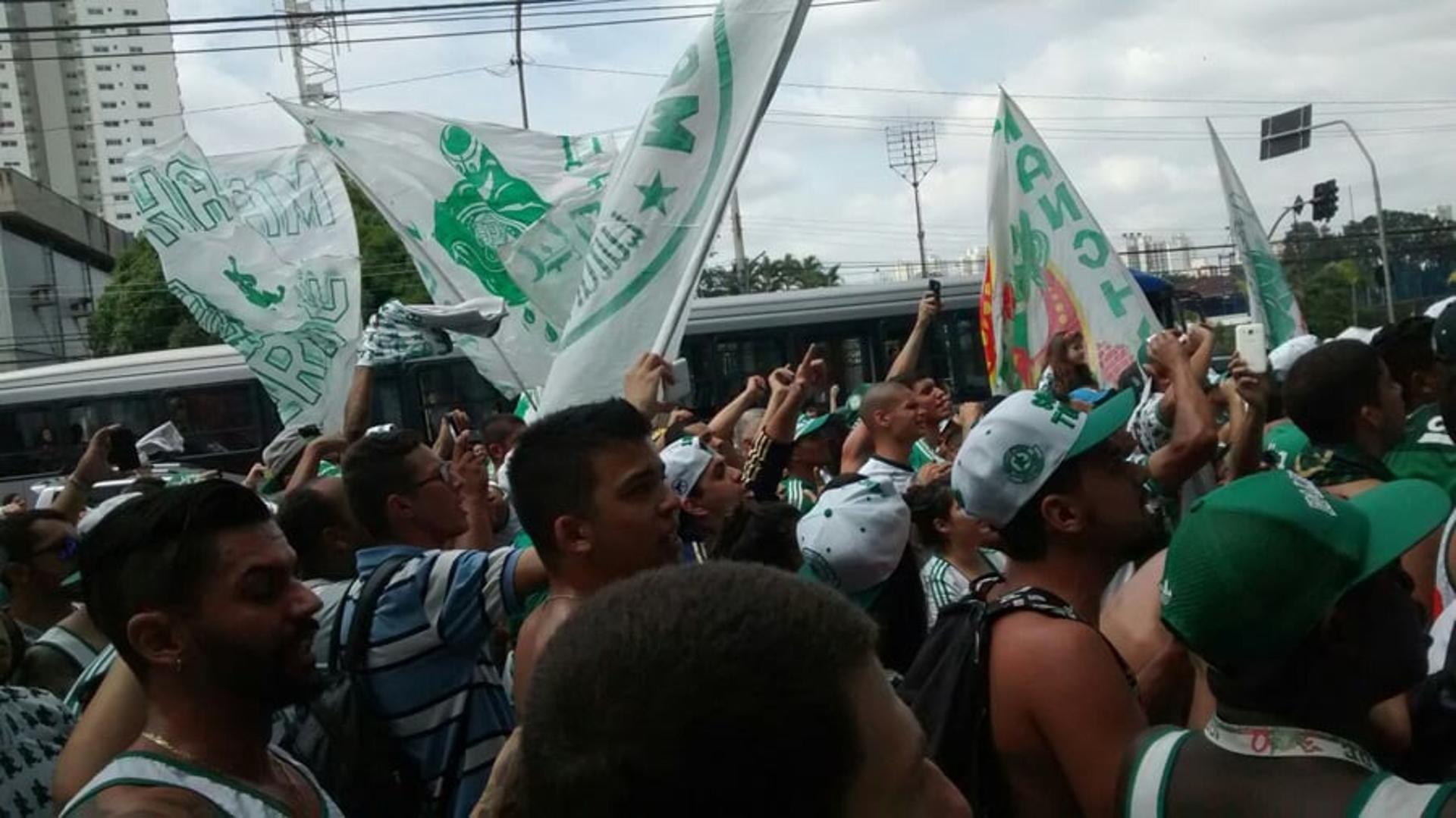 Torcida do Verdão apoia time no CT (Foto: Artur Ozawa)