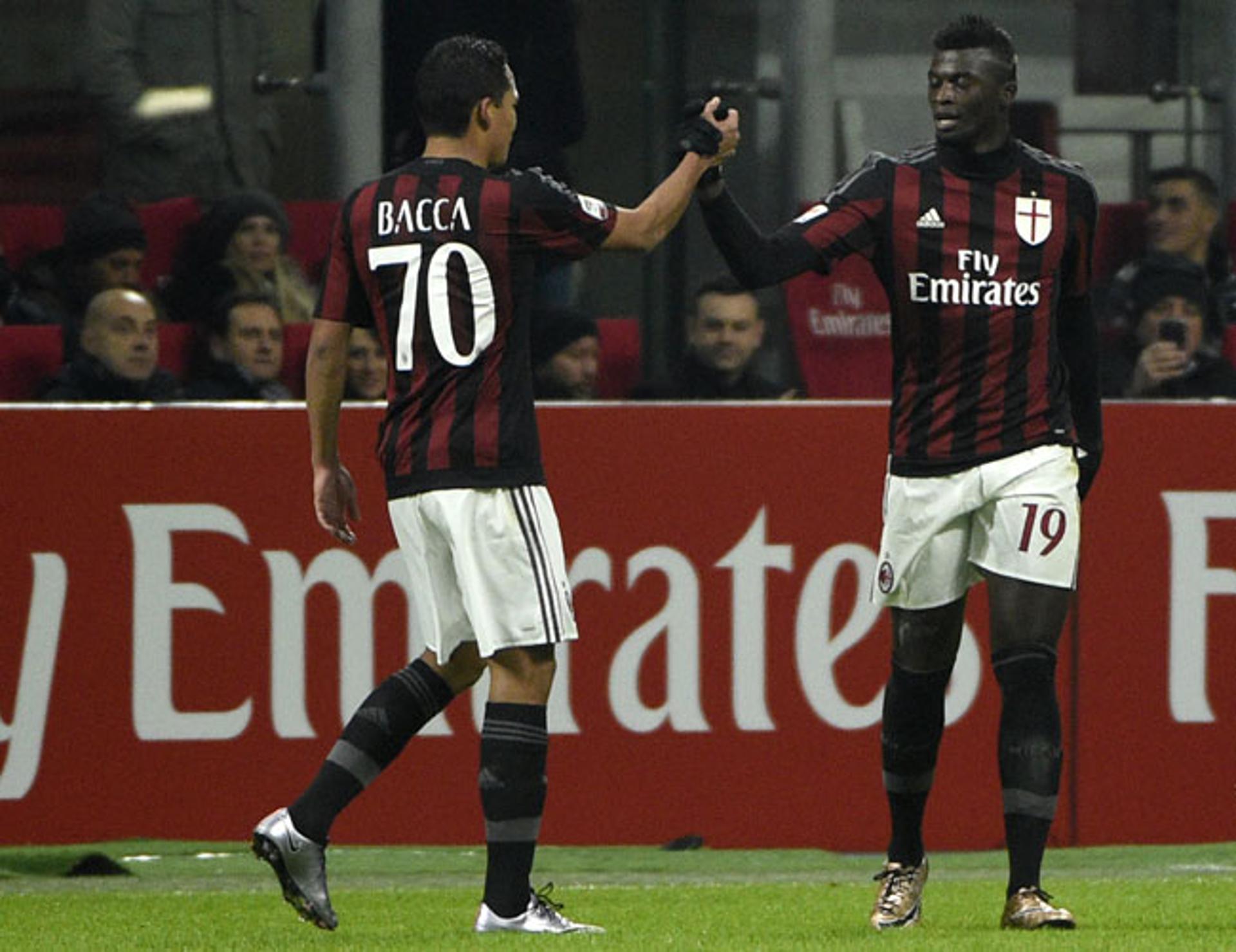 Bacca cumprimenta Niang (Foto: Olivier Morin /AFP)